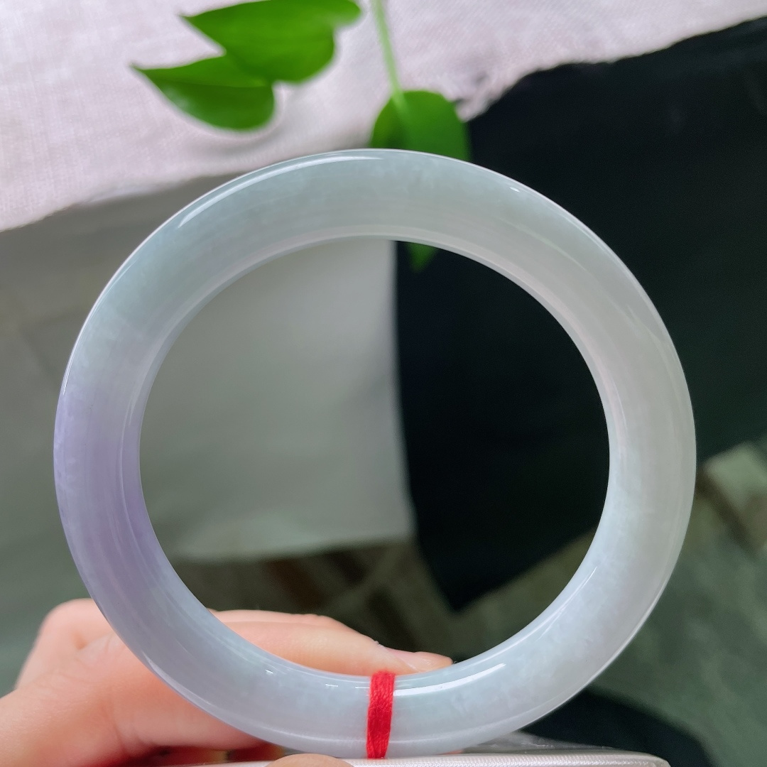 56/9.3，圆条，无裂，圆条镯型贴合手腕，朦胧素雅恬淡，没有浓烈艳色，简约耐看尽显女子柔情。ss59637a