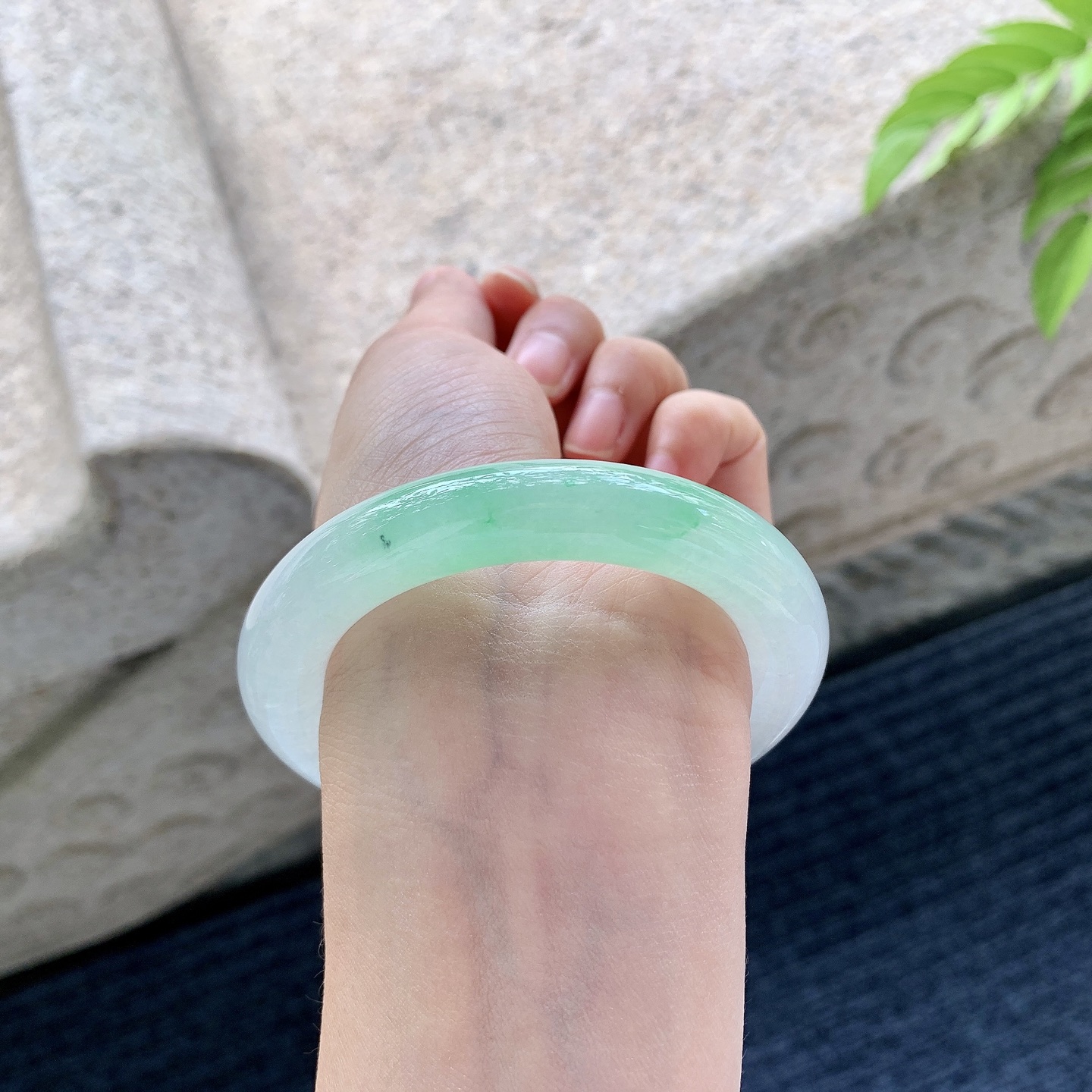 圆条52 53 圈口53.7/11.2/11.2 编码BA092394 冰飘阳绿，水润，种老，细腻，打灯有棉纹