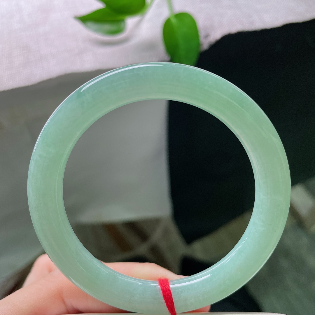 56.5/9.5，果绿圆条，无裂，水润细腻，清新的果绿浅浅晕染镯身，不深沉不艳俗，自带清甜干净的气质。ss59641a
