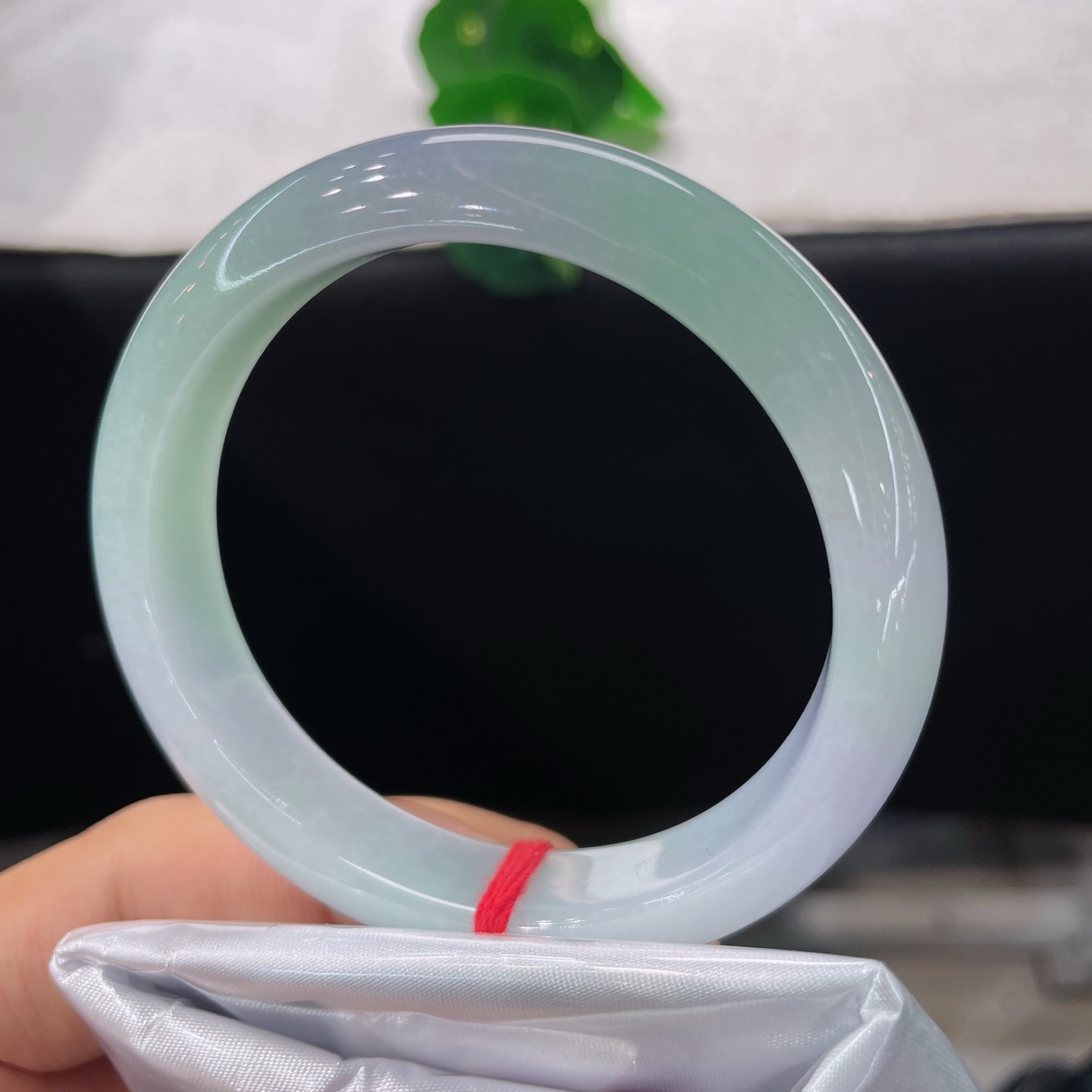 天然翡翠手镯 圈口56/12.2/7.2，春彩正圈，55/56可戴，半圈清翠半缕烟，无裂