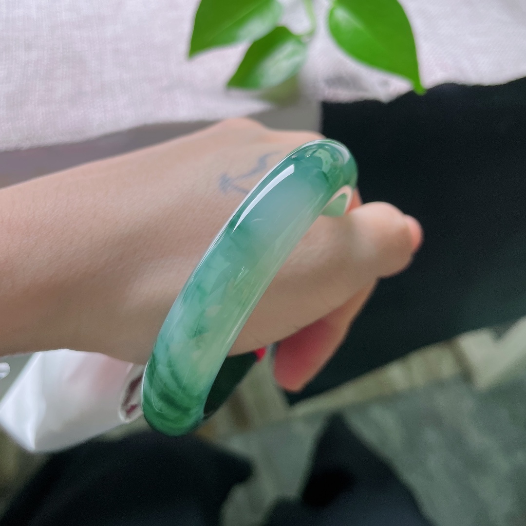 56.5/12.3/8.7，飘花正圈，小碎纹，温润水亮，细腻光滑，浓郁的墨绿飘花成片晕染在镯身，沉静中藏着生机。ss59420a