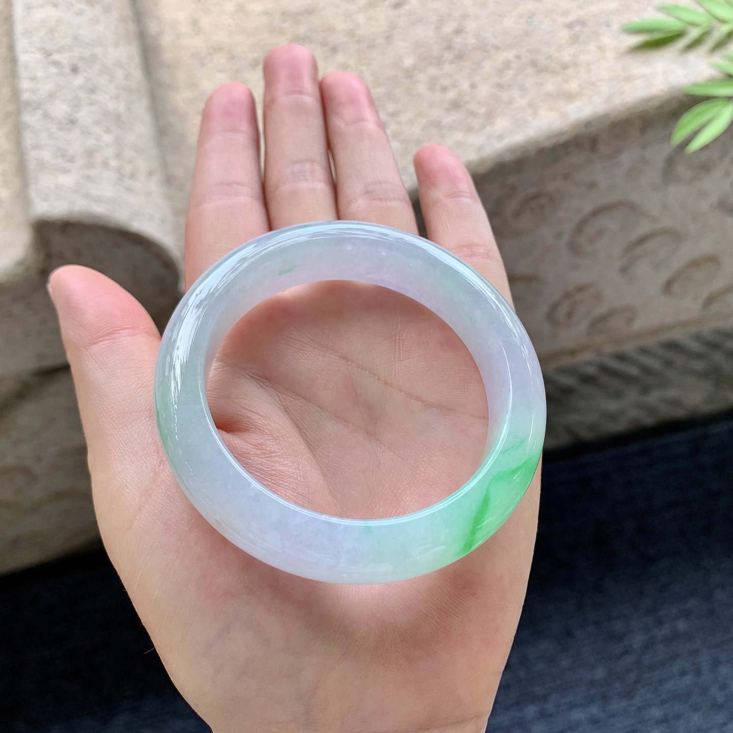 正圈52 53 圈口53.2/13/9 编码G9092331 冰糯春彩，水润，种老，细腻，打灯有纹线