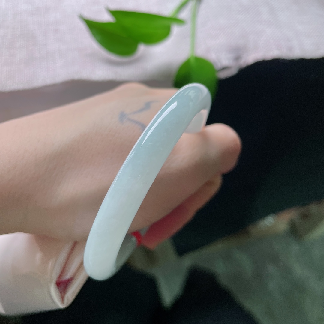 55.2/8.9，蓝底圆条，一点皮纹，清透冰晴底色温润澄澈，玉质莹润细腻，如水映晴空，腕间流淌清雅恬淡气韵。ss59511a