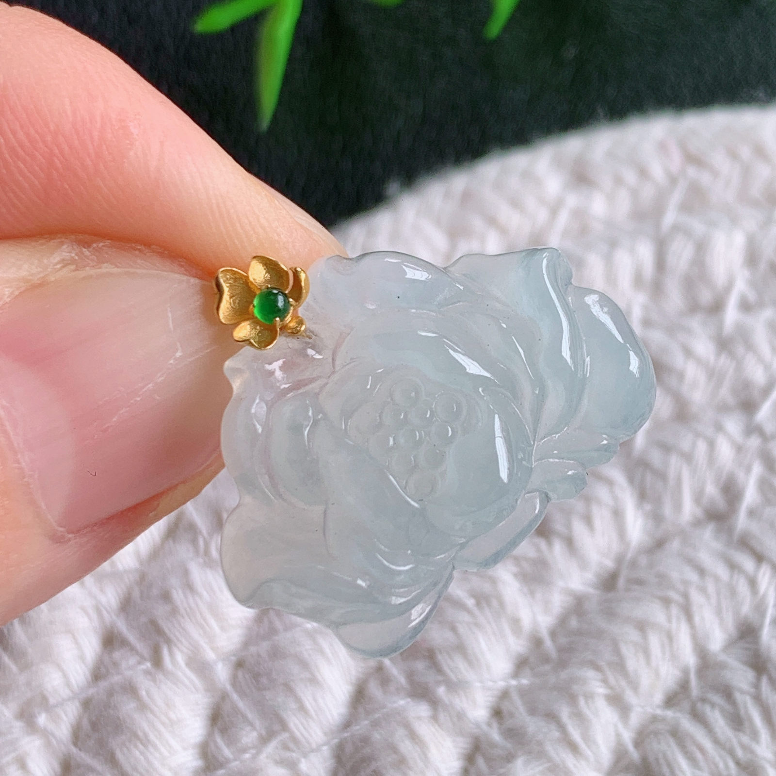 18k金扣老坑冰润莲花挂件，种水上乘，肉质水润细腻，晶体结构致密，莹润通透，颜色清爽干净，色泽纯正  W49.20 整体尺寸：21-25-5.8mm  裸石尺寸：18-25-5.8mm