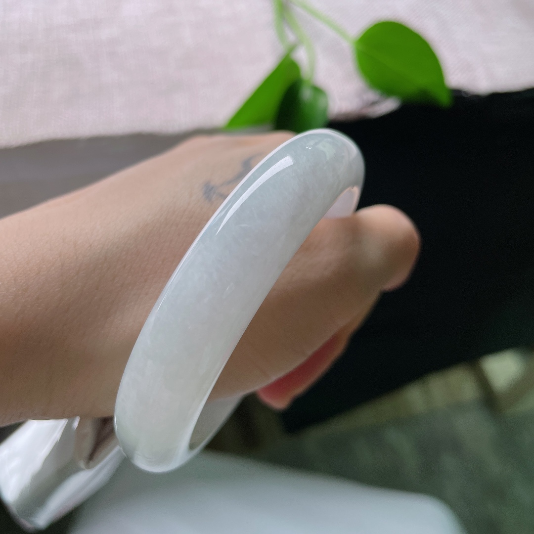 56.2/13.5/8.6，白月光正圈，一点皮纹，质地温润干净，色调素雅，上手清冷。ss59594a