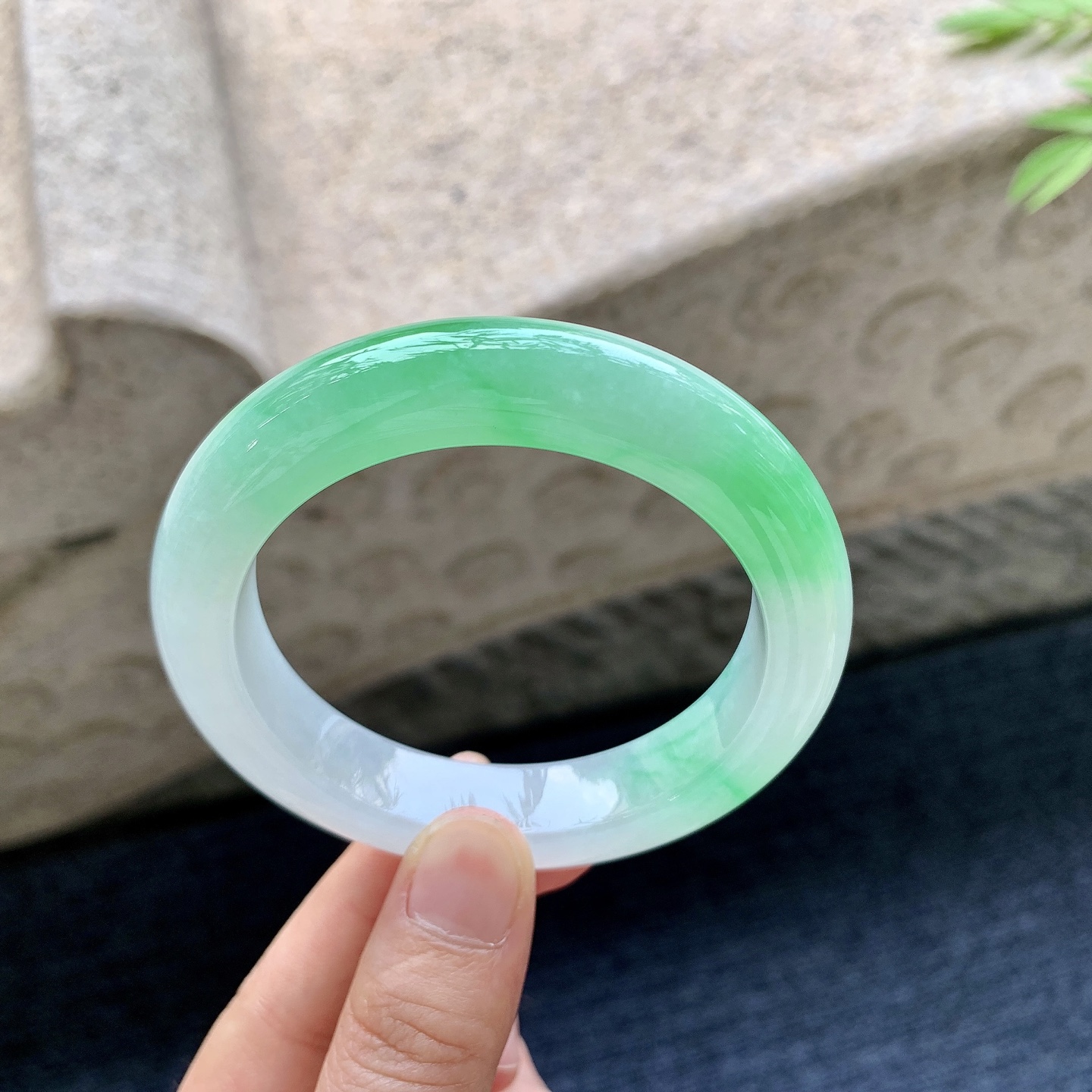 正圈54 55 圈口55.5/12.4/9.7 编码H3092353 冰糯辣阳绿，水润，种老，细腻，无裂