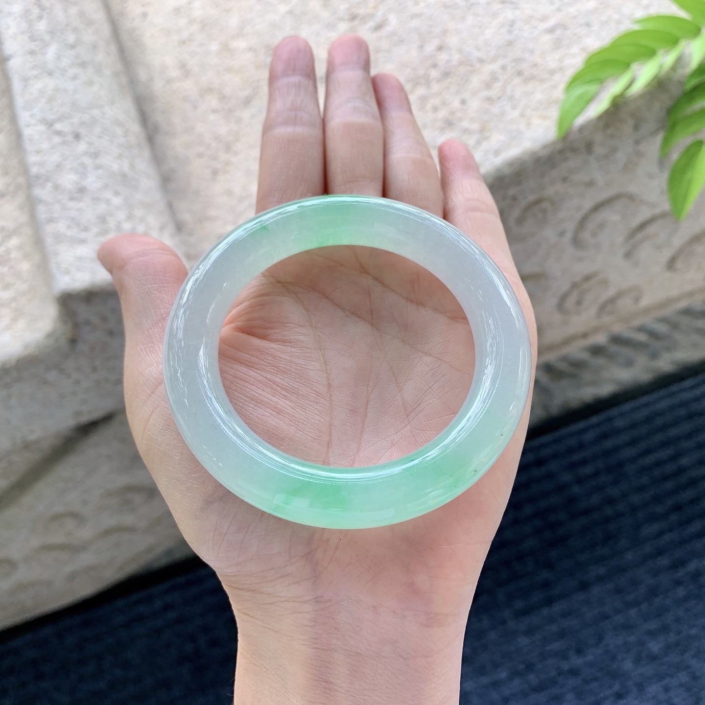 圆条52 53 圈口53.7/11.2/11.2 编码BA092394 冰飘阳绿，水润，种老，细腻，打灯有棉纹