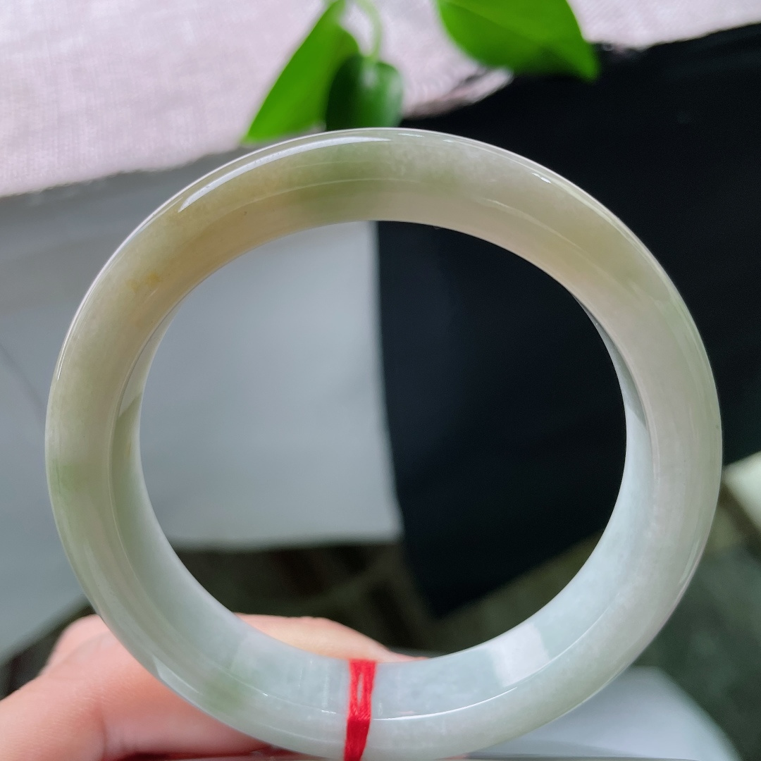 57.8/12.4/8.6，黄翡正圈，无裂，糯冰底色清润干净，一段蜜糖黄翡俏色，冷暖相融，别具中式美