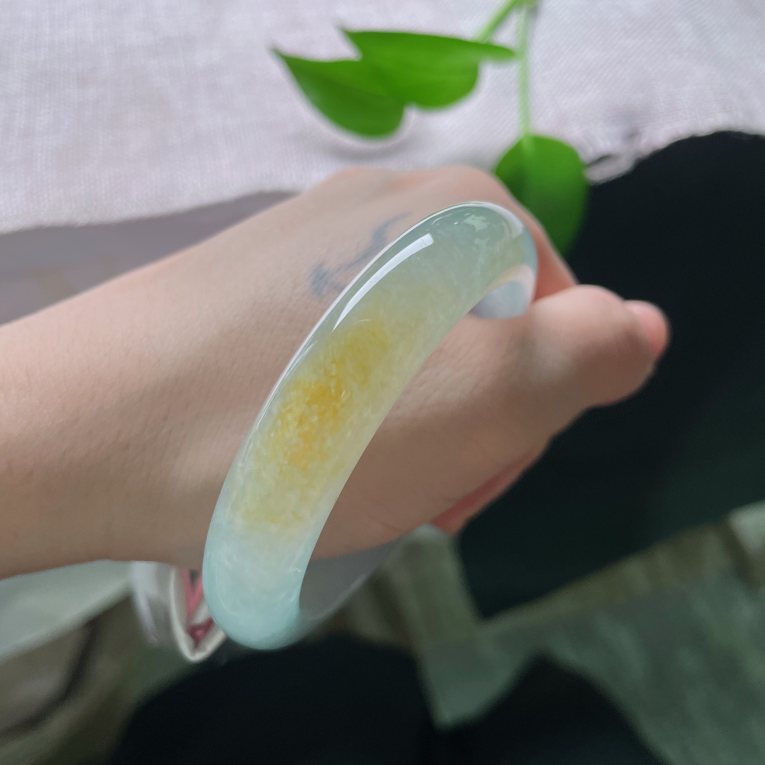 53.8/12.2/8.4，冰黄翡正圈，无裂，冰润清透玉底莹亮澄澈，一缎暖黄悠然浸染镯身，金辉温婉，腕间流转温润复古气韵。ss59613a