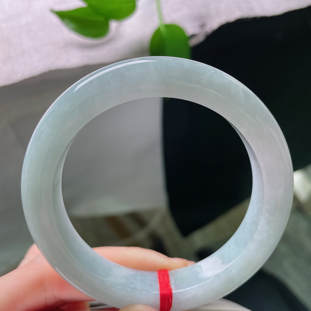 56.5/12.1/9.6，蓝底正圈，皮纹，玉质胶润饱满，包裹着淡淡的蓝韵，触感细腻，温润动人。ss