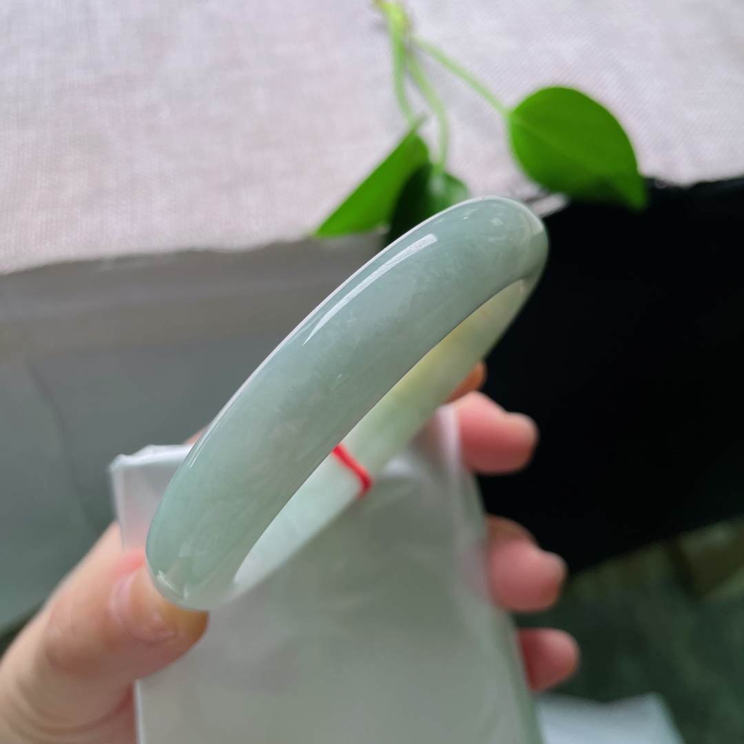 61.6/12.7/8.7，黄翡正圈，晶体线，油润玉质沉稳内敛，黄绿相融层次柔和，端庄镯型，自带复古国风气质。ss59677a