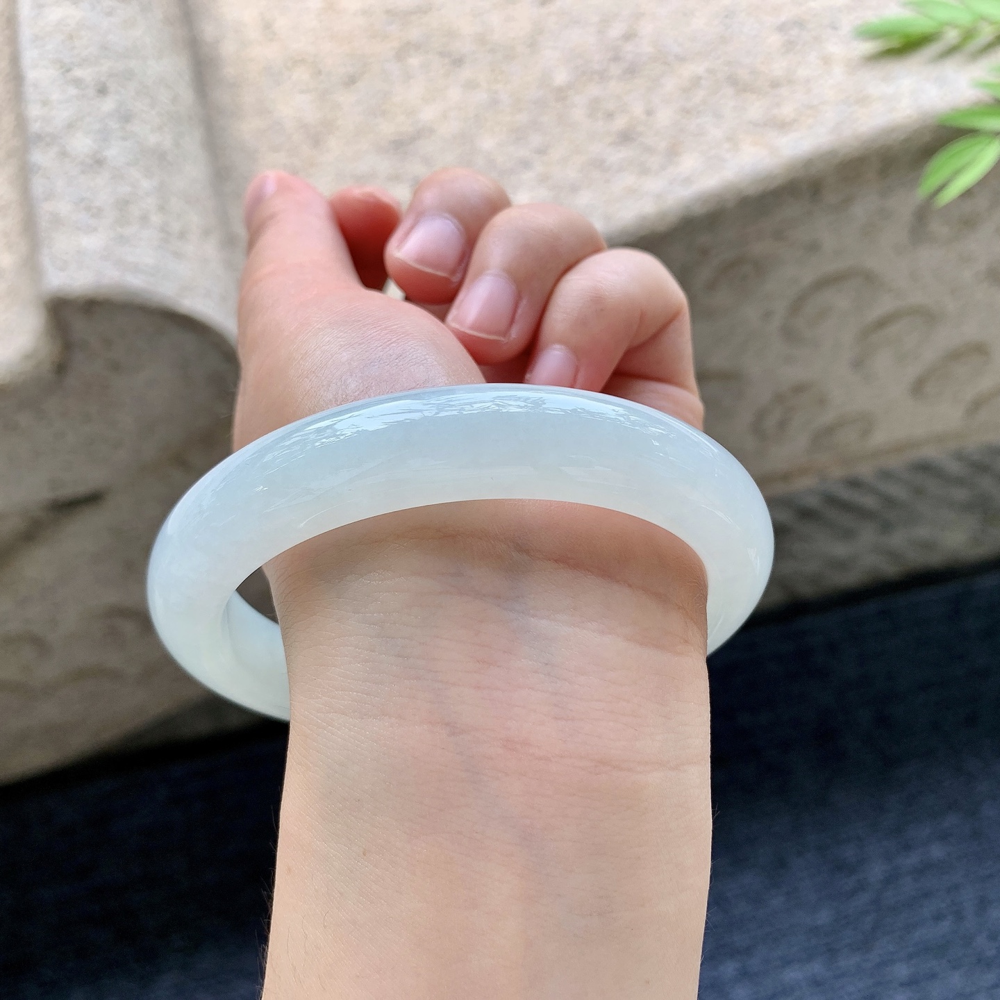 正圈64 65 圈口65/12.8/9.5 编码T1092304 糯冰底色，水润，种老，细腻，无裂