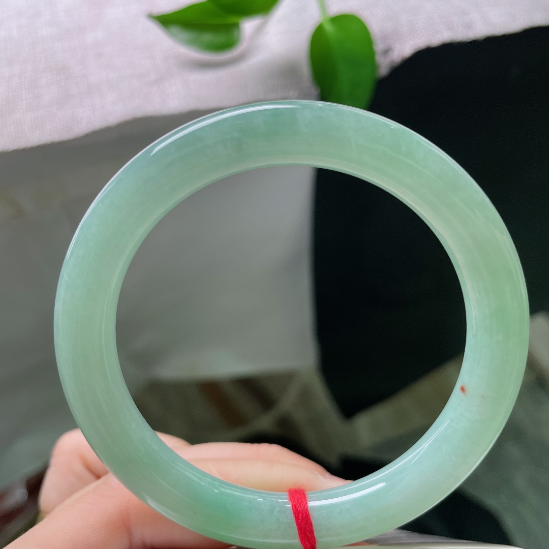 58.7/9.9，果绿圆条，棉线，玉质干净柔和，果绿深浅错落，恰似春日林间刚冒头的新叶，生机盎然。ss59645a