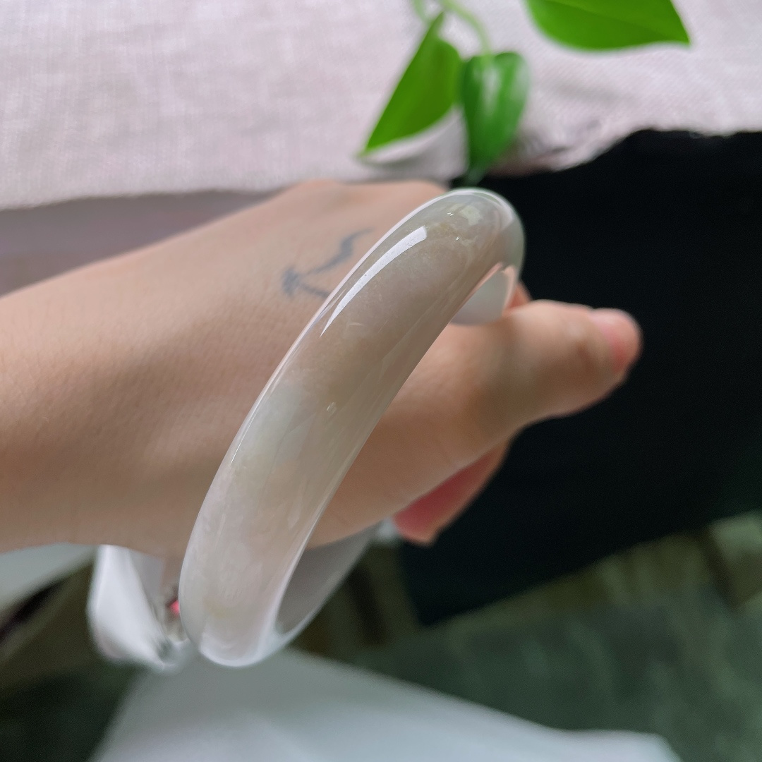 57.8/12.3/8.7，黄翡正圈，无裂，平安镯形制规整大方，玉质柔光内敛，黄翡俏色点睛，吉祥大气。ss59665a