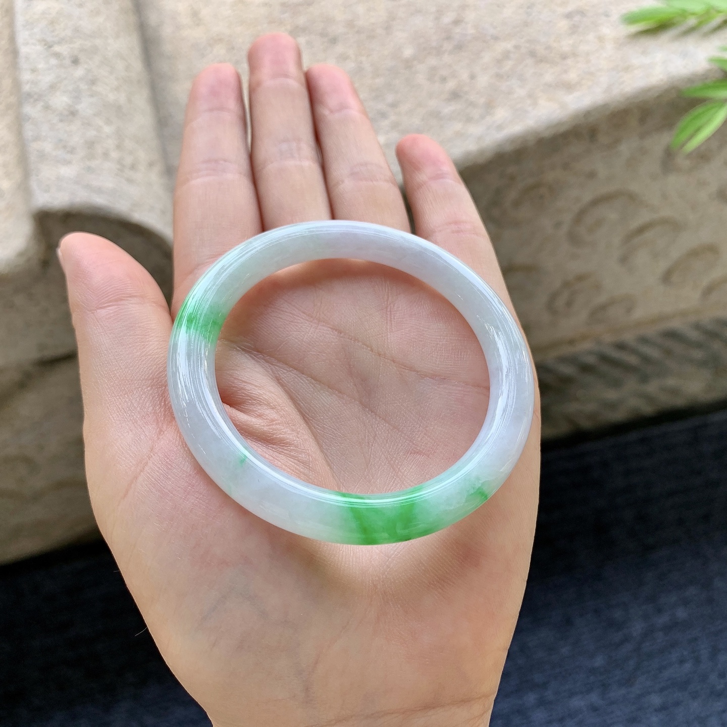 圆条49 50 圈口50.3/7.5/8 编码DZ092302 细糯飘阳绿，水润，种老，细腻，有纹线
