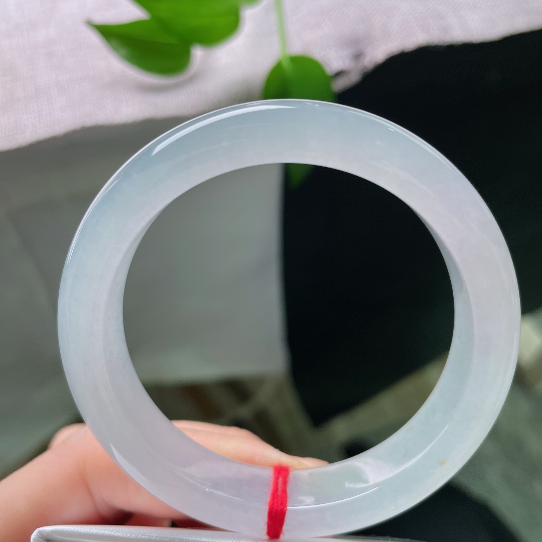 55/12.3/8.7，冰种正圈，无裂，种老，玉质冰透起胶，水头十足，澄澈的冰底，似晨雾未散的湖面，安静又有着淡淡的灵气。ss59611a