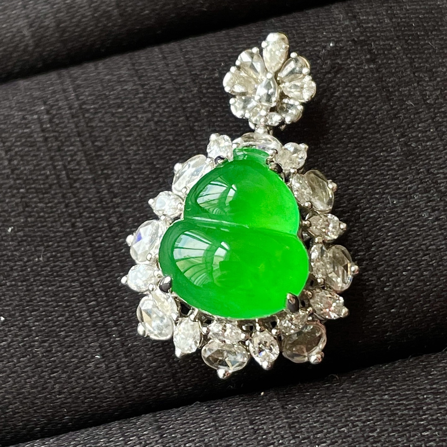 ️缅甸冰种阳绿葫芦吊坠，18k金镶嵌，色辣水润，饱满无裂，裸石尺寸11.6/10.3/6--26/