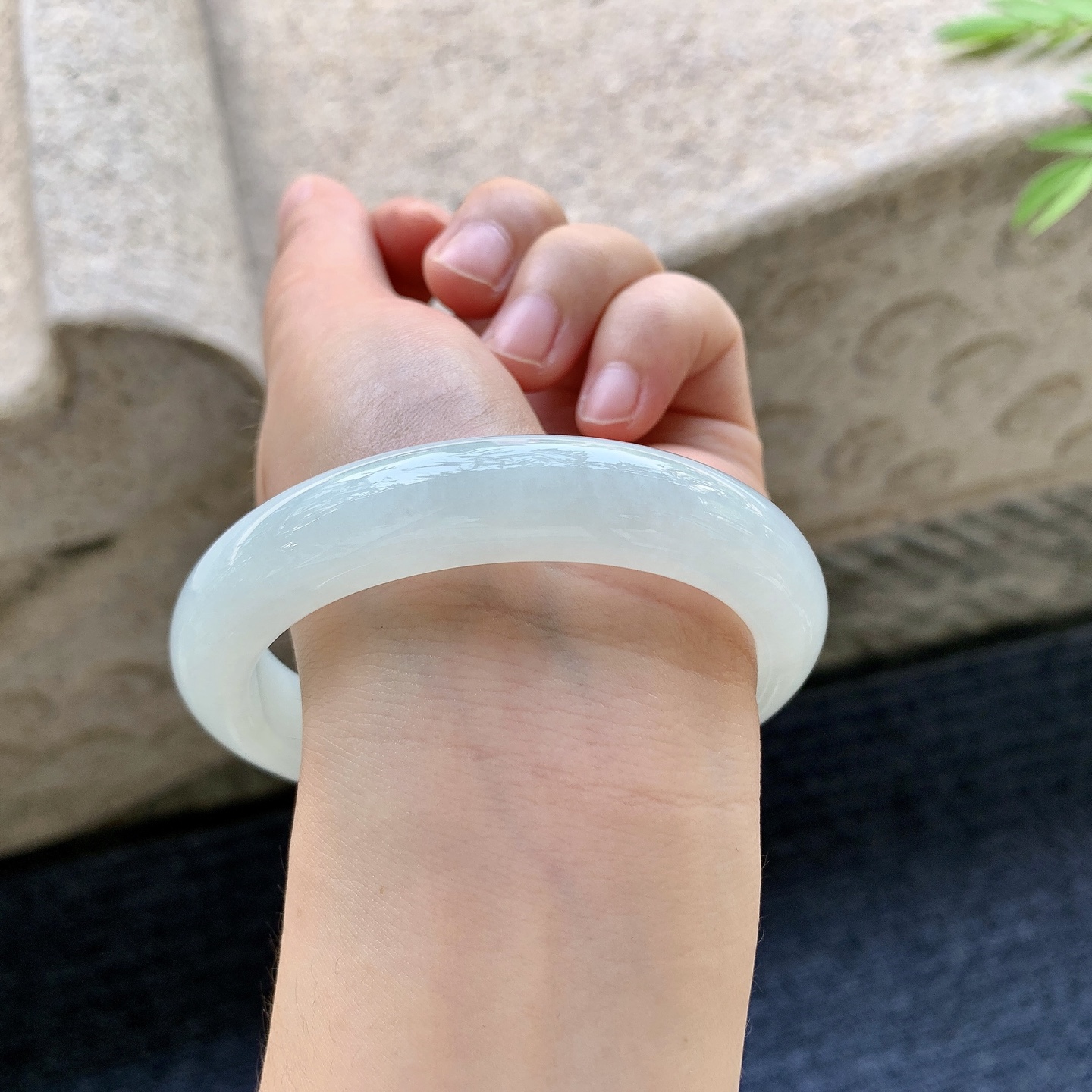正圈59 60 圈口60.9/12.8/9.3 编码T1092308 细糯底色，水润，种老，细腻，打灯有棉线