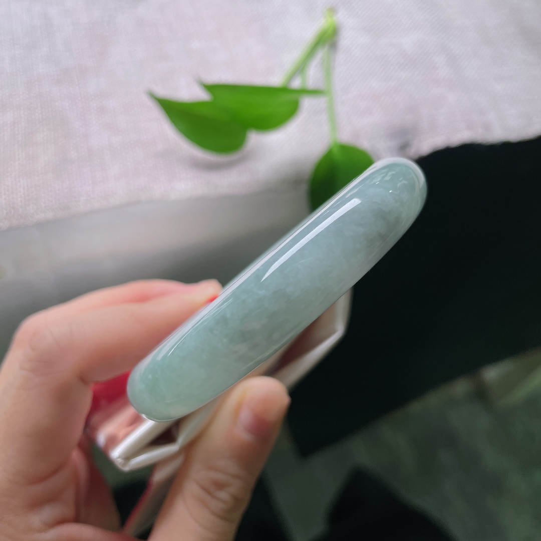 56.4/12.6/9.7，蓝底正圈，皮纹，柔和湖水绿温润匀净，冰感玉地清透干净，平安镯端庄周正，沉静温婉韵味悠长。ss59463a