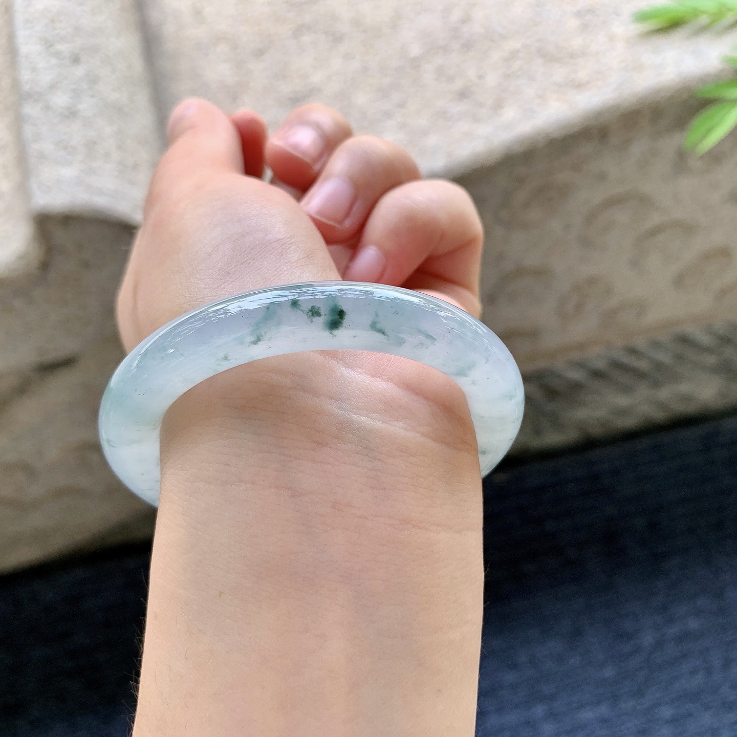 圆条49 50 圈口50.6/9/9 编码DZ092307 冰糯紫底飘花，水润，种老，细腻，打灯有棉线
