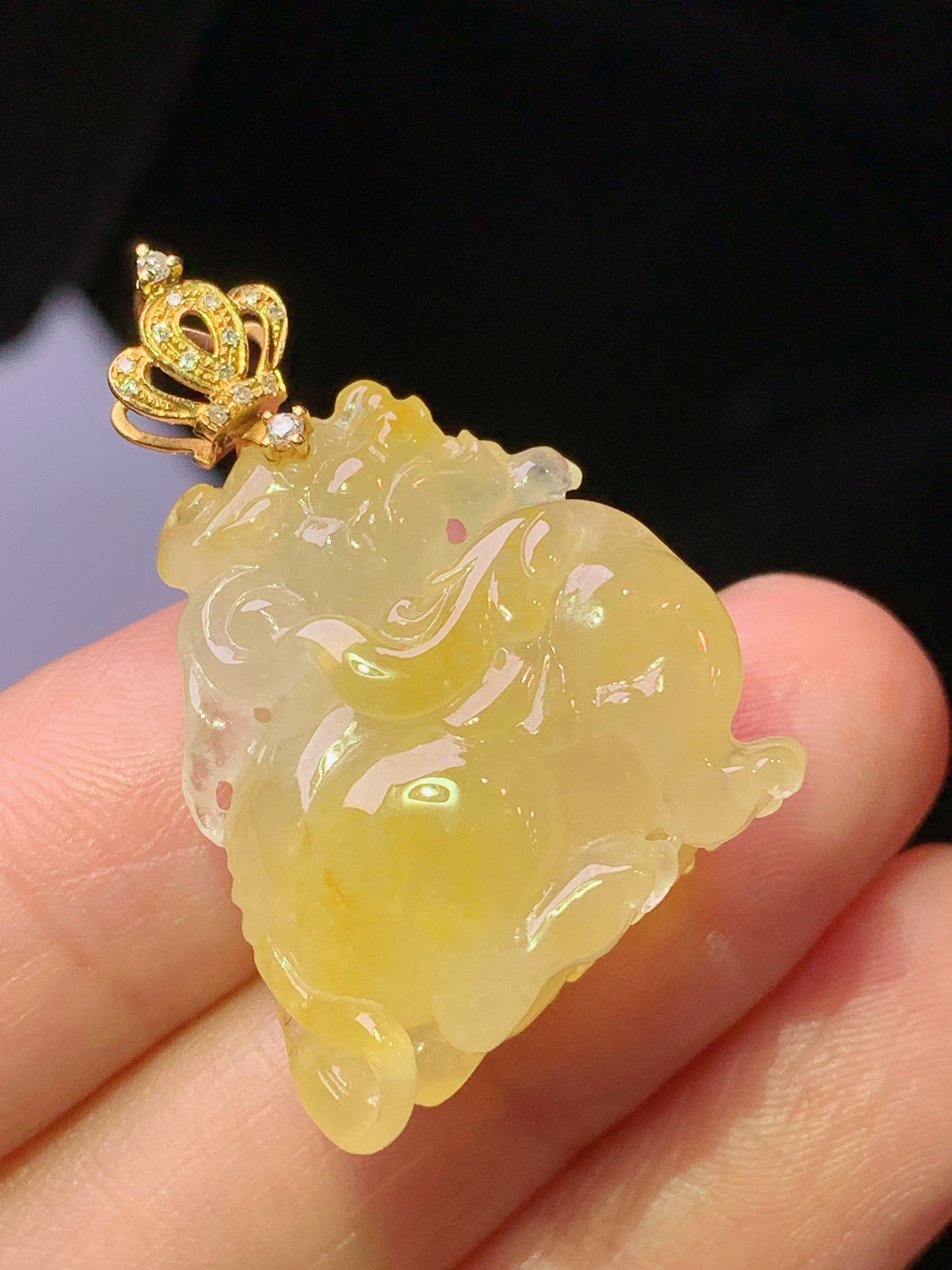 18k金钻镶嵌黄翡貔貅吊坠 玉质细腻 色泽艳丽清新 水润亮眼 整体尺寸32.5*22.3*11 b1
