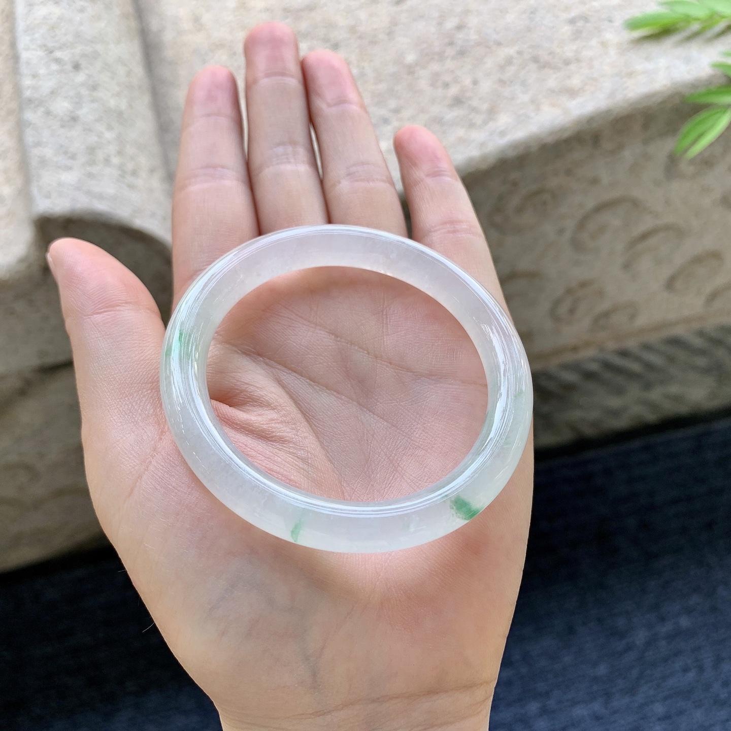 圆条51 52 圈口52.3/7.7/8.1 编码GF092389 冰糯飘绿，水润，种老，细腻，打灯有纹线