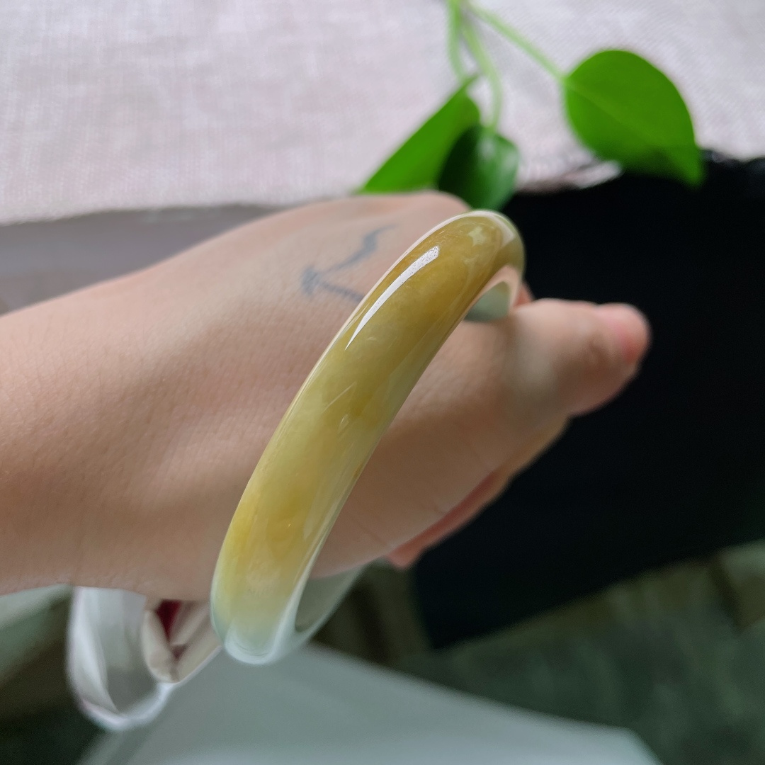 53.6/9.8/7.4，黄翡正圈，棉线，清冰底色温润透亮，一抹醇厚黄翡漫于镯边，冷暖撞色，古典贵气尽显东方气韵。ss59673a