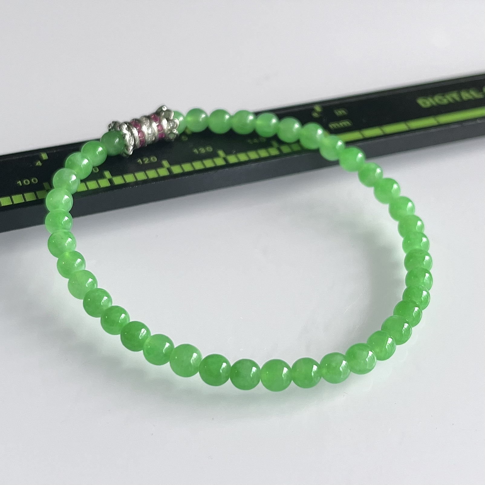 缅甸天然翡翠A货，卡4.2冰种满绿甜阳绿圆珠手串手链，尺寸：4.2mm/40颗，重量：6.49g，长度172mm，自然光拍摄
