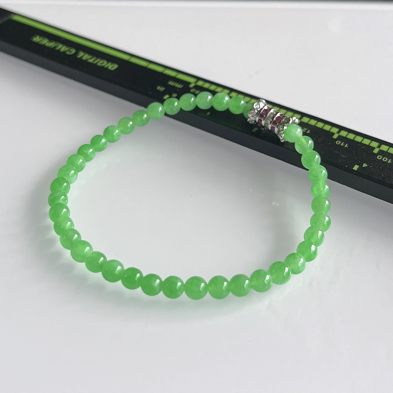缅甸天然翡翠A货，卡4.2冰种满绿甜阳绿圆珠手串手链，尺寸：4.2mm/40颗，重量：6.49g，长度172mm，自然光拍摄