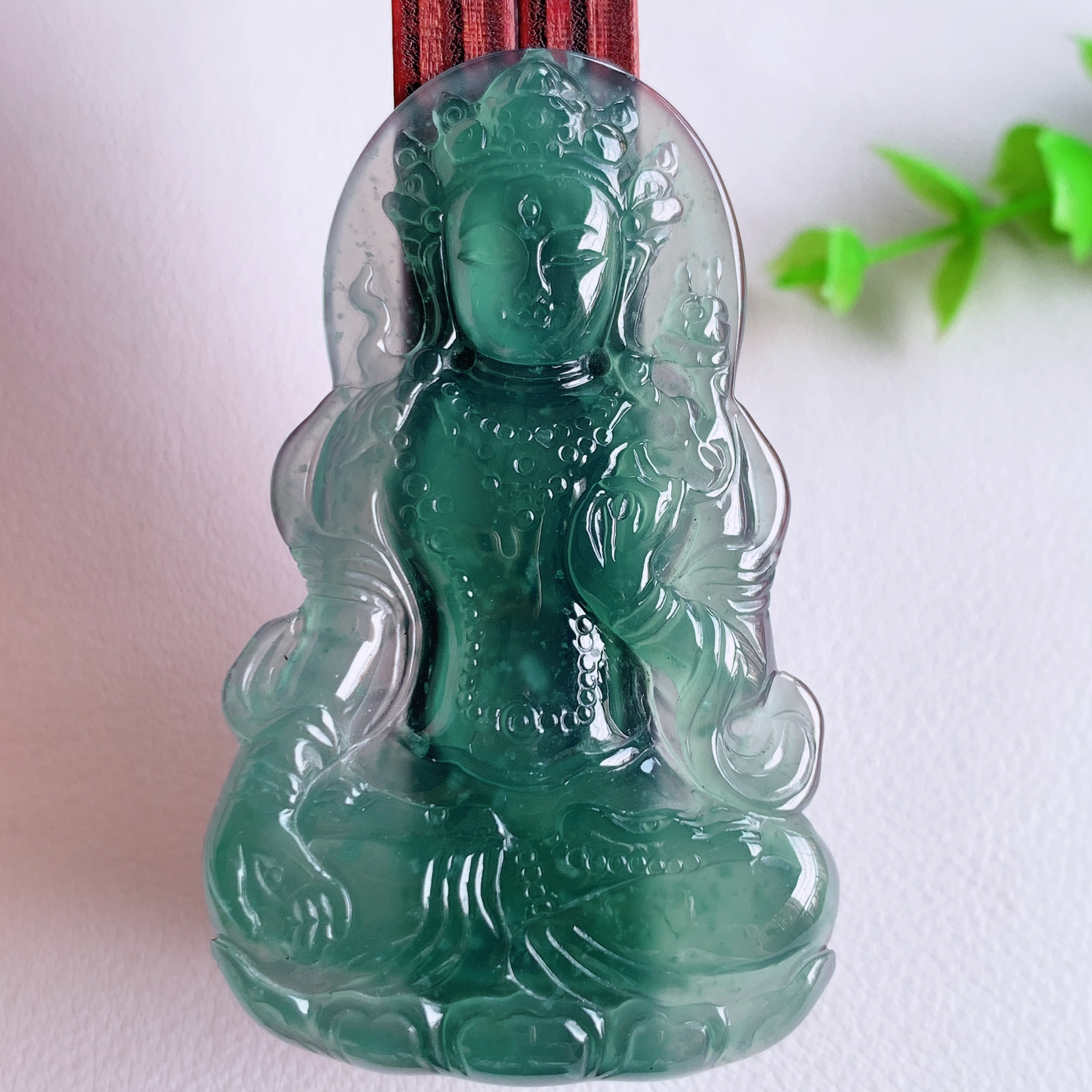 蓝冰精雕观音吊坠，法相端庄大气，工艺精湛，种色浓郁，细腻饱满冰润，种老水足，收藏佳品，佩戴大气  W03.20  尺寸：57-34.3-4.7mm