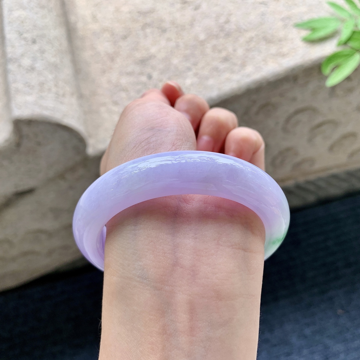 正圈55 56 圈口56.2/12.7/9.4 编码WW092240 艳紫飘绿，水润，种老，细腻，打灯有絮线