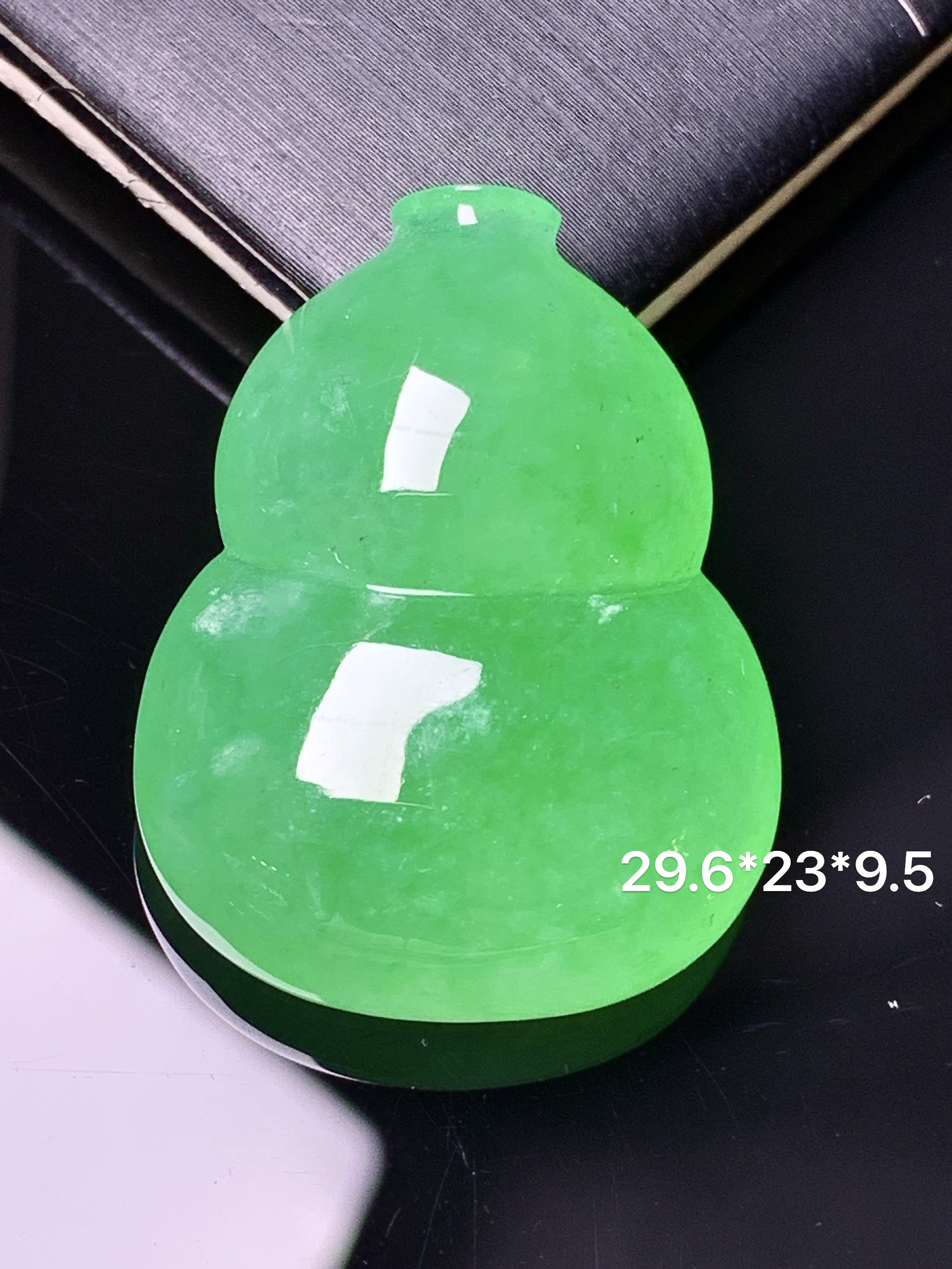 冰阳绿葫芦吊坠 玉质细腻 色泽艳丽清新 水润亮眼 整体尺寸29.6*23*9.5 d3