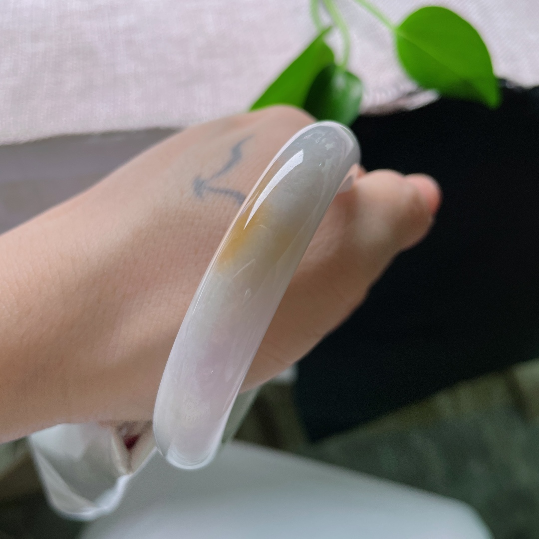 55.6/11.9/8.3，黄翡正圈，晶体，冰润底色干净柔和，一抹暖黄翡俏色点缀镯身，温润雅致，鸿运吉祥。ss59662a