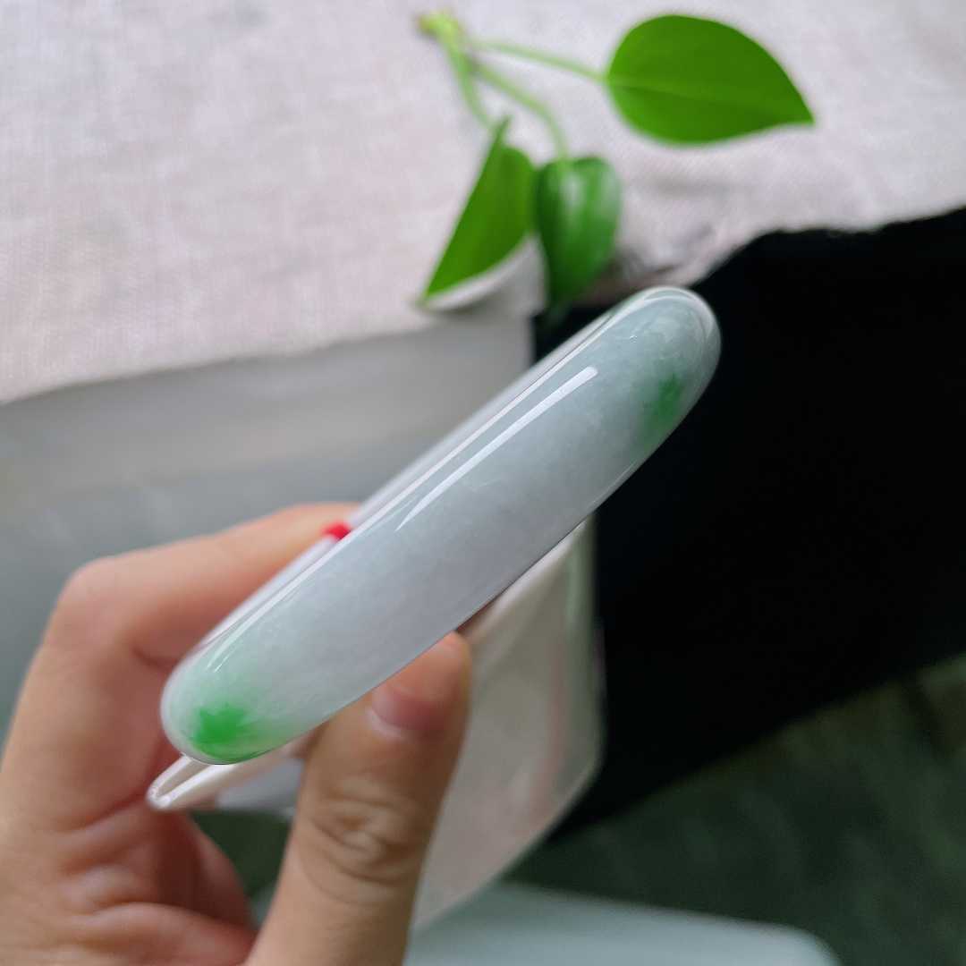 57.8/12/9，春彩正圈，一点皮纹，纯净白底色素雅恬淡，点点辣绿分段洒落镯壁，素底衬艳翠，简约款式自带记忆亮点。ss59651a