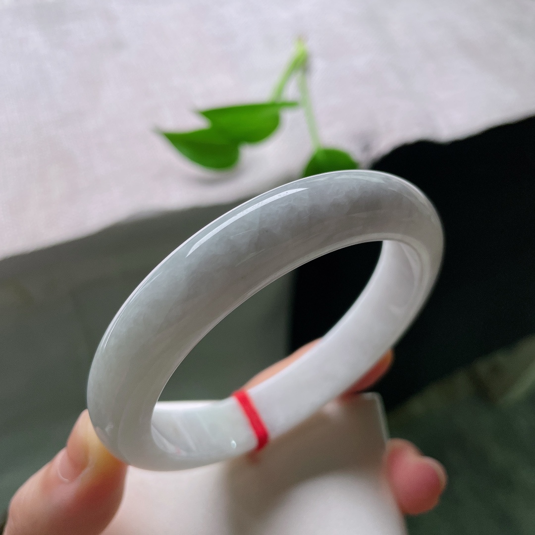 60.8/12.7/9.1，淡紫正圈，一点皮纹，纯净白底衬轻柔飘绿，翠色如烟缥缈弥散，平安镯型端庄周正，上手柔和耐看百搭。ss59521a