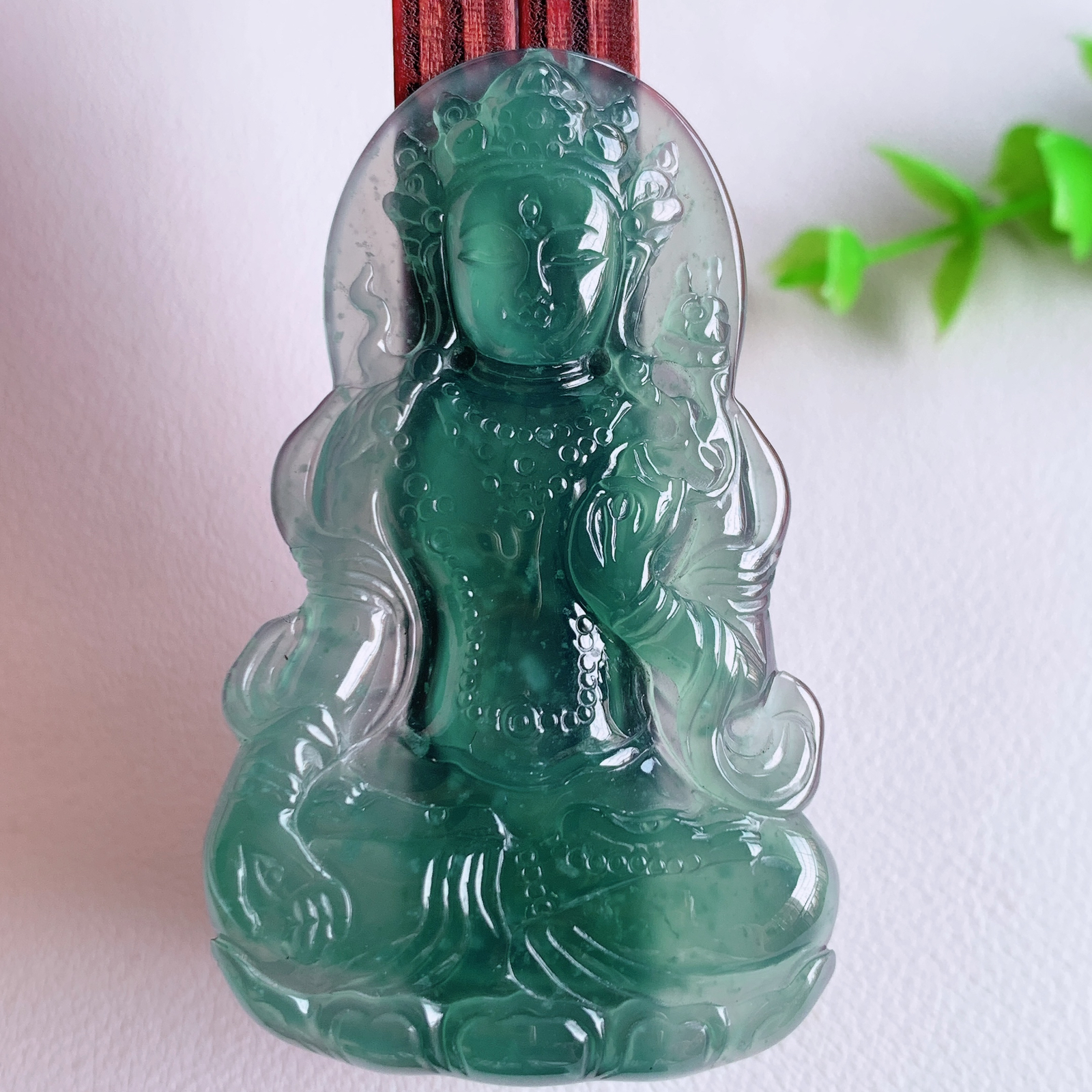 蓝冰精雕观音吊坠，法相端庄大气，工艺精湛，种色浓郁，细腻饱满冰润，种老水足，收藏佳品，佩戴大气  W03.20  尺寸：57-34.3-4.7mm