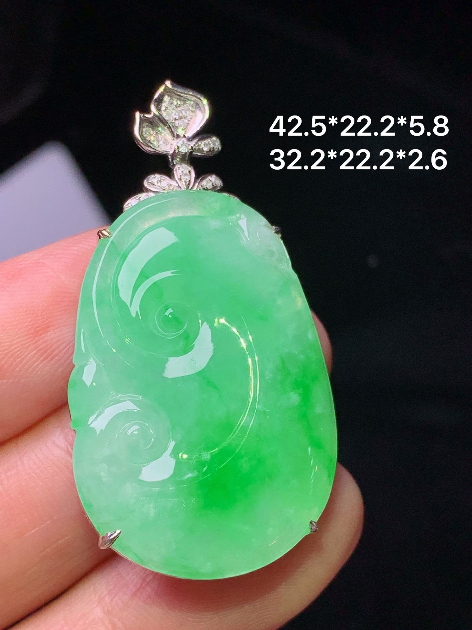 18k金钻镶嵌飘阳绿如意吊坠 玉质细腻 色泽艳丽清新 水润亮眼 整体尺寸42.5*22.2*5.8 yz