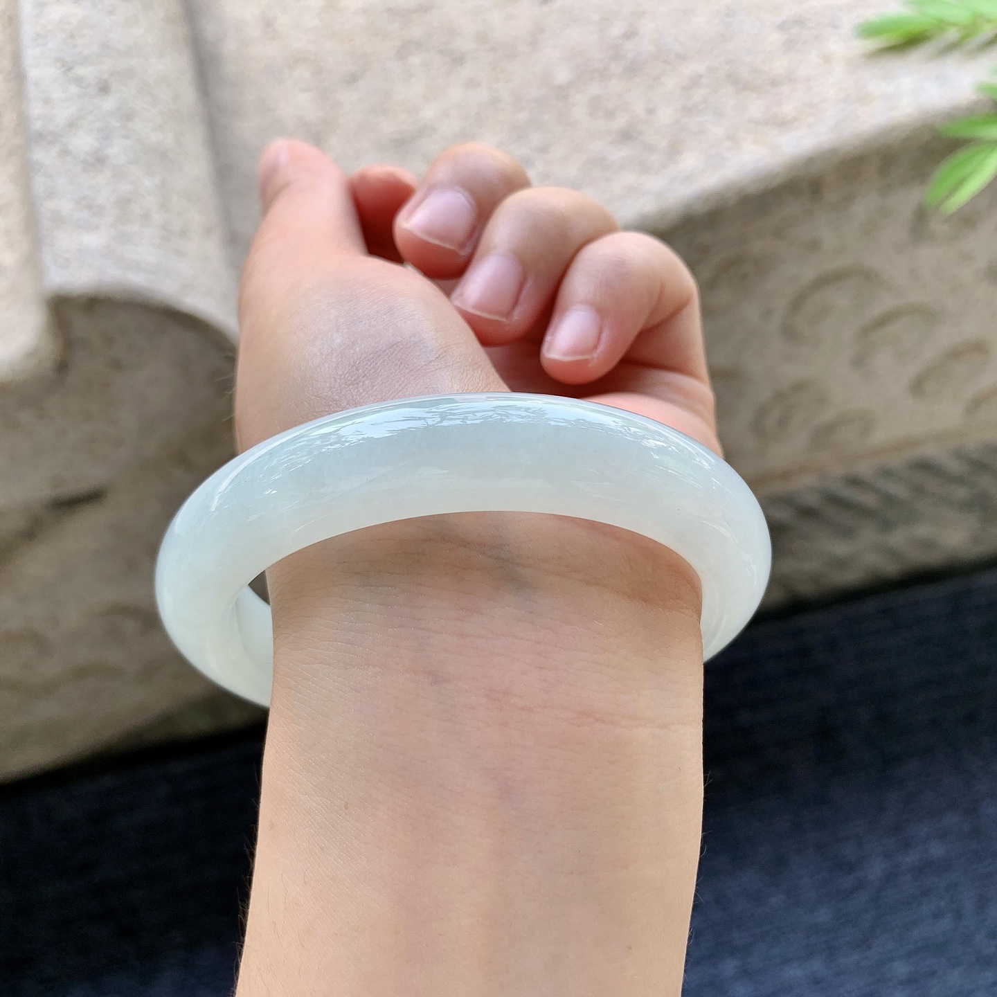 正圈59 60 圈口60.9/12.8/9.3 编码T1092308 细糯底色，水润，种老，细腻，打灯有棉线