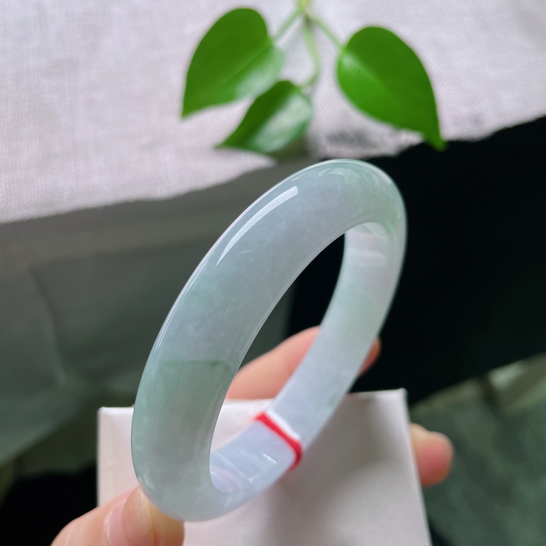 57/12.5/9.1，春彩正圈，晶体，朦胧紫底温润氤氲，鲜翠绿意悄然晕染玉璧，平安镯版型周正，含蓄清雅气韵悠远绵长。ss59553a
