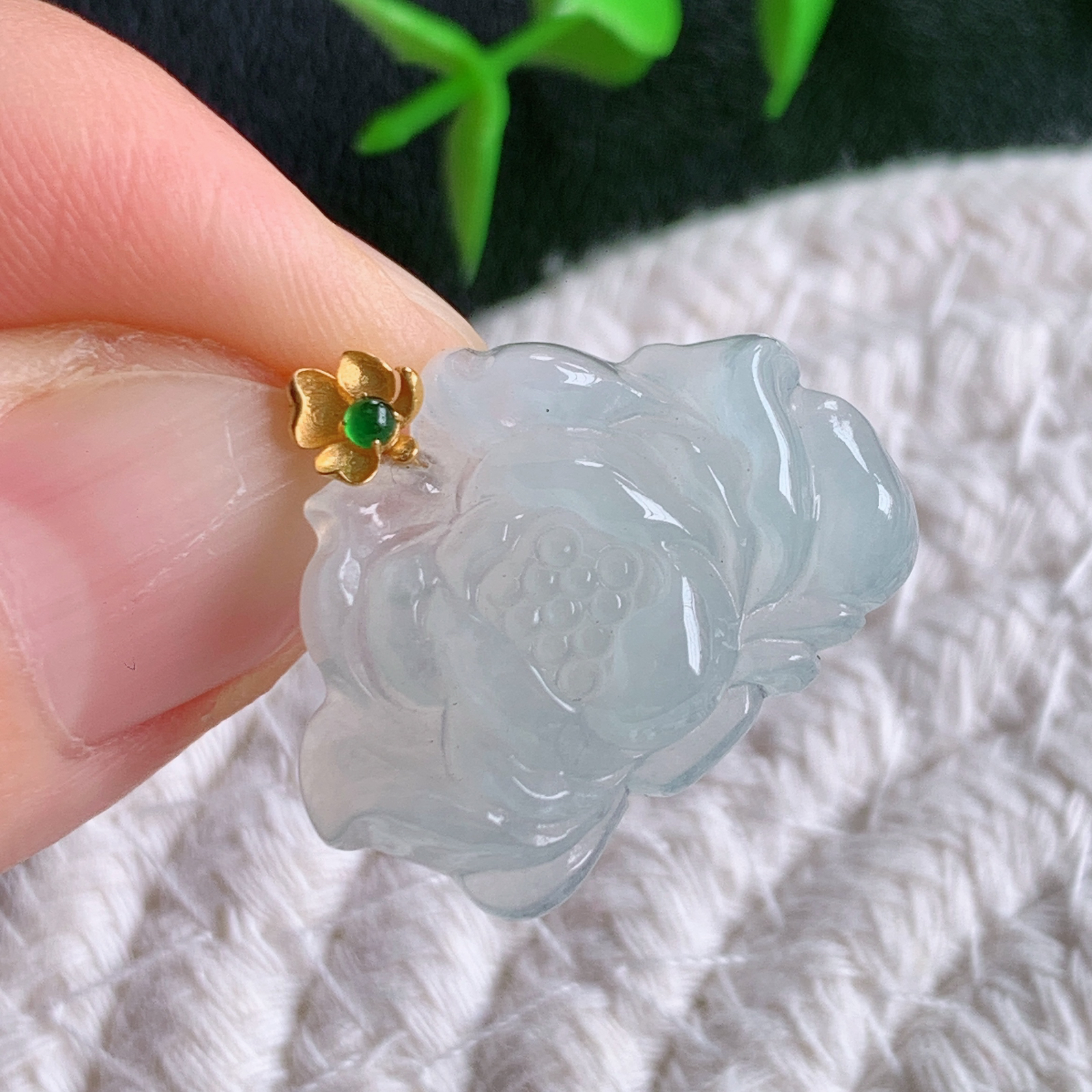 18k金扣老坑冰润莲花挂件，种水上乘，肉质水润细腻，晶体结构致密，莹润通透，颜色清爽干净，色泽纯正  W49.20 整体尺寸：21-25-5.8mm  裸石尺寸：18-25-5.8mm