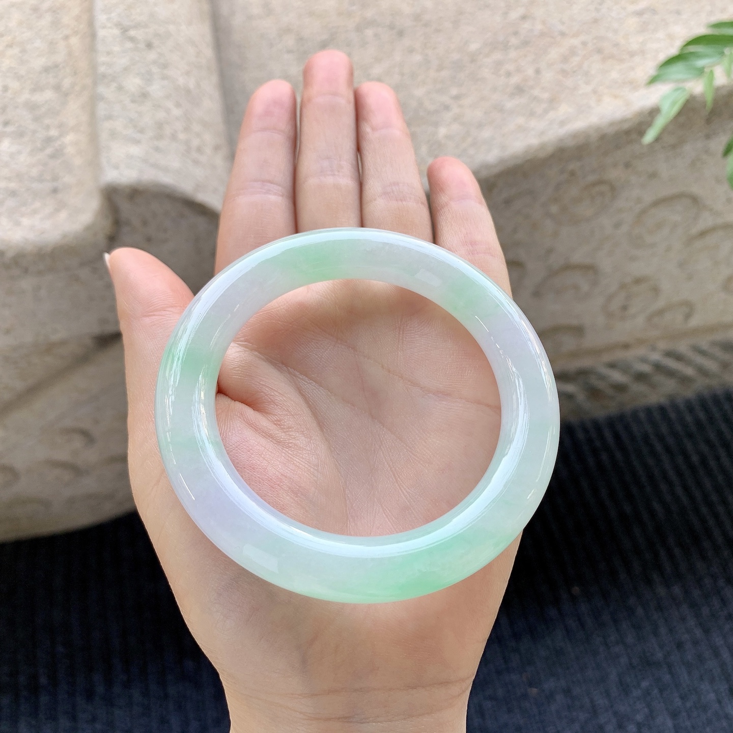 圆条54 55 圈口55.8/10.8/10.9 编码Q5092225 冰糯春彩，水润，种老，细腻，