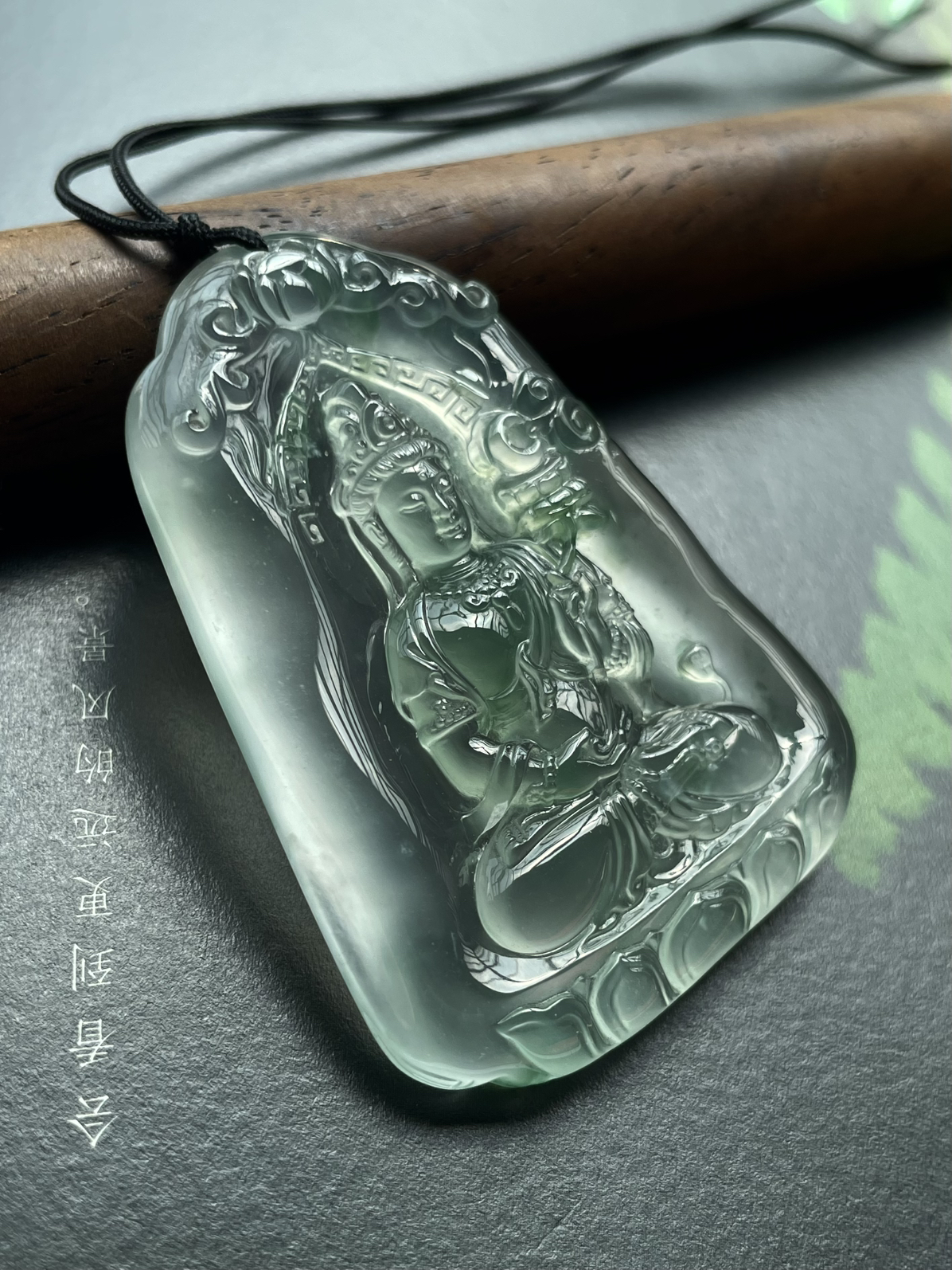 【玻璃种飘绿观音吊坠】质地非常细腻干净，冰润十足，种老冰透，收藏品质。