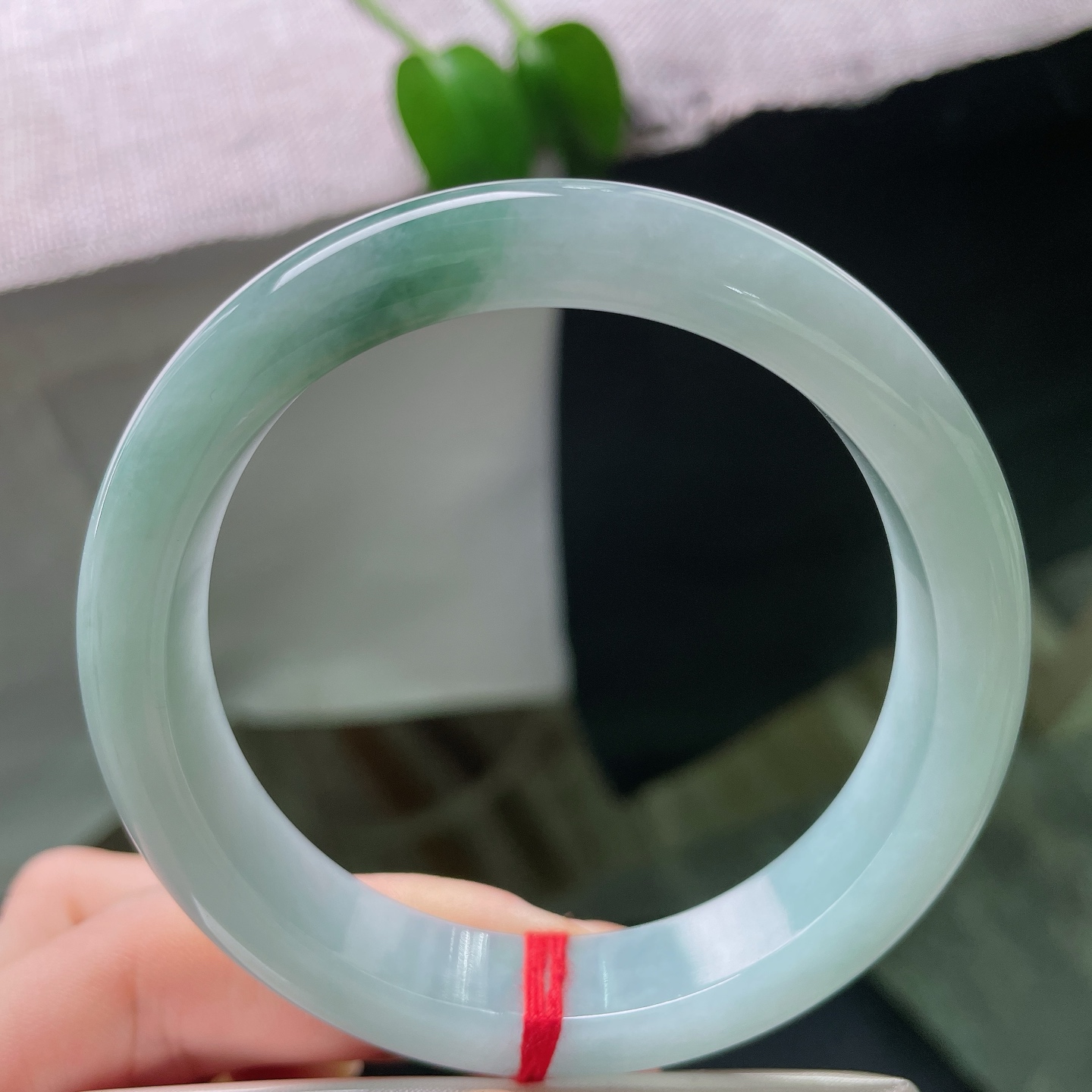 58.2/12.6/8.4，飘花正圈，冰润清透玉底澄澈干净，一抹墨绿悠然飘落镯身，水墨写意，腕间漫出