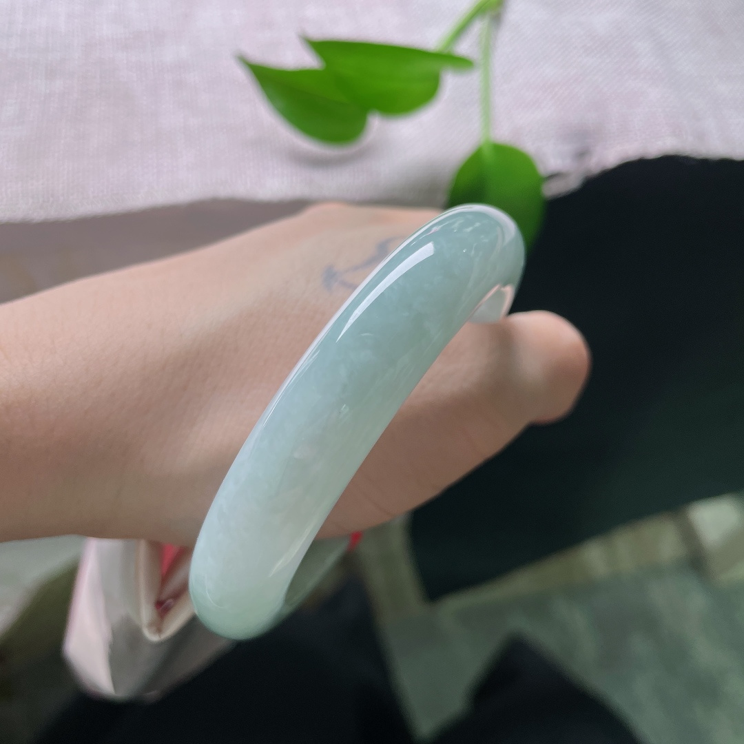 56.4/12.6/9.7，蓝底正圈，皮纹，柔和湖水绿温润匀净，冰感玉地清透干净，平安镯端庄周正，沉静温婉韵味悠长。ss59463a