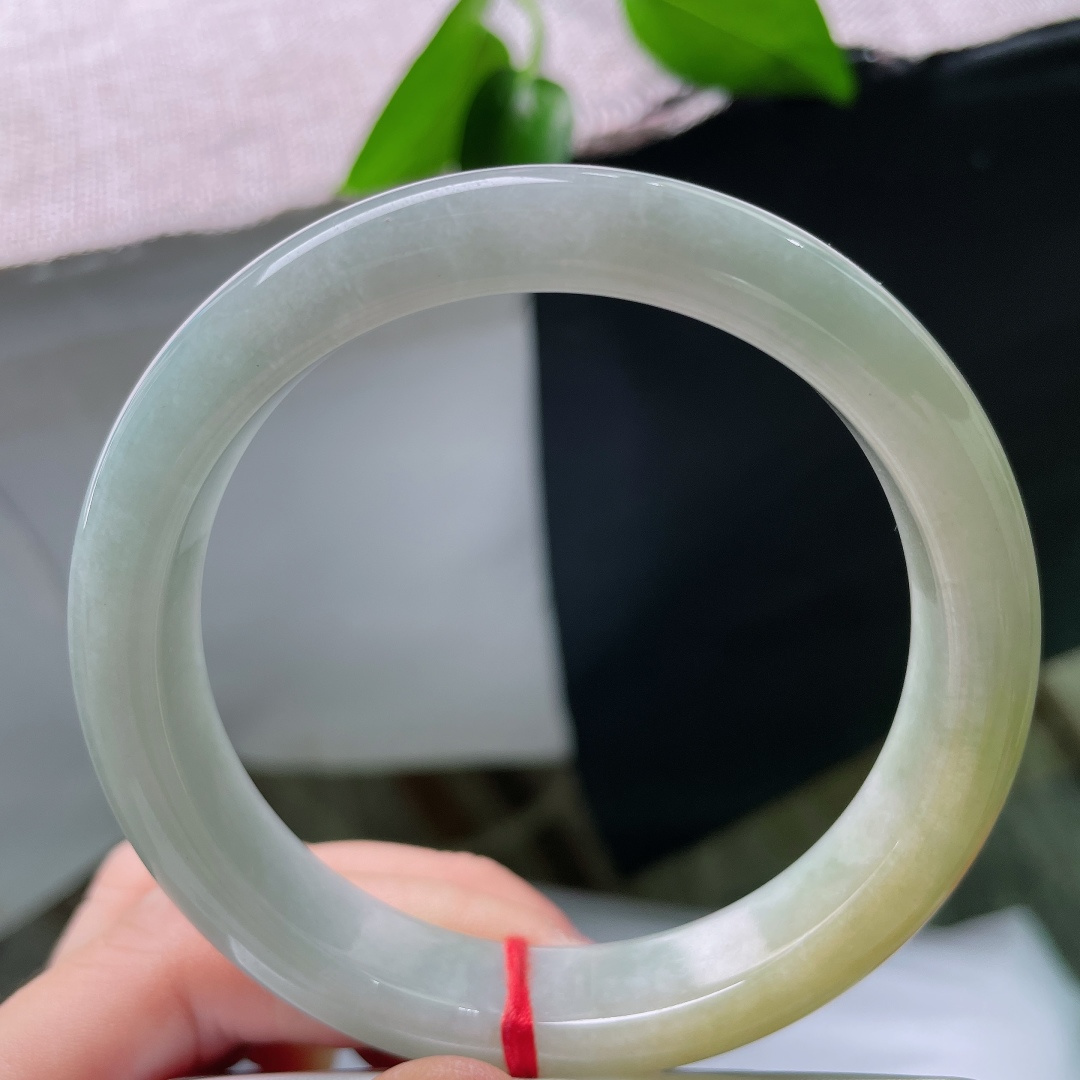61.6/12.7/8.7，黄翡正圈，晶体线，油润玉质沉稳内敛，黄绿相融层次柔和，端庄镯型，自带复古国风气质。ss59677a