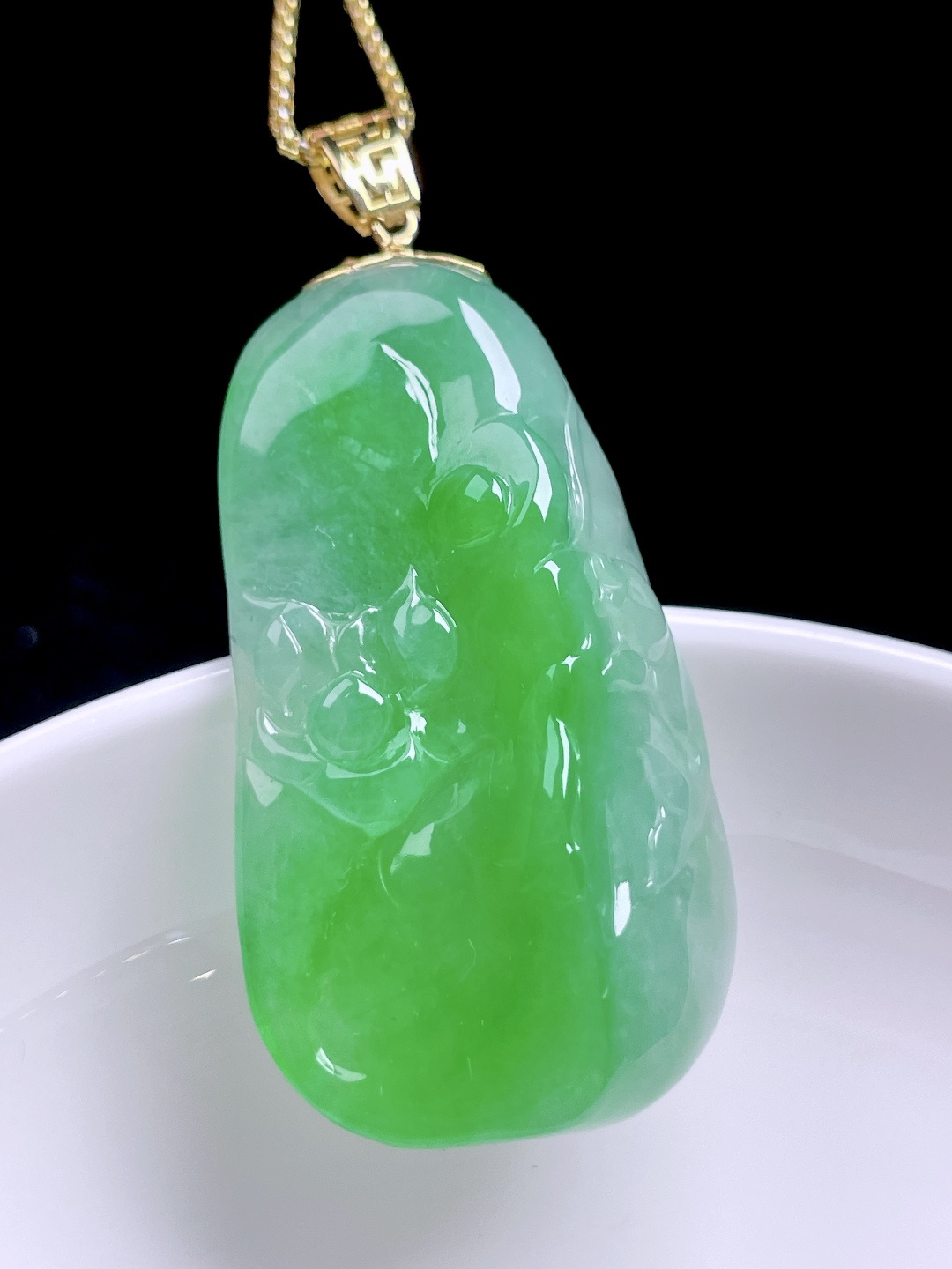 ️ 荷叶鱼 色泽鲜艳，种老水润，18k金镶嵌 整体：49.3 裸石：40.8/22.7/9.2