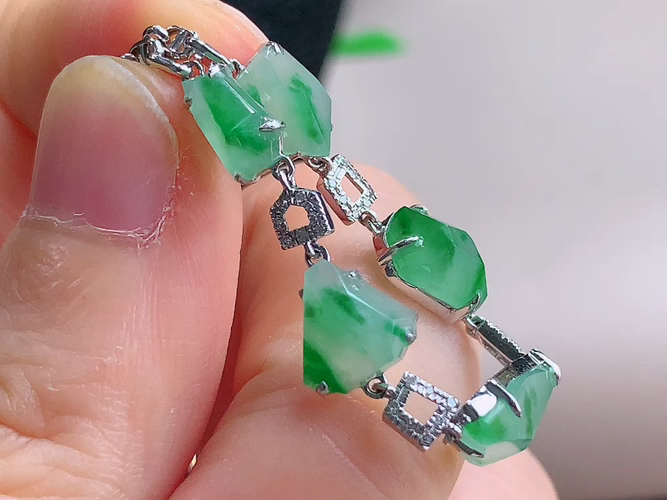 ️ 18K金伴钻飘绿原石手链，尺寸取一7.8-7.5-3.8mm，包A附证书