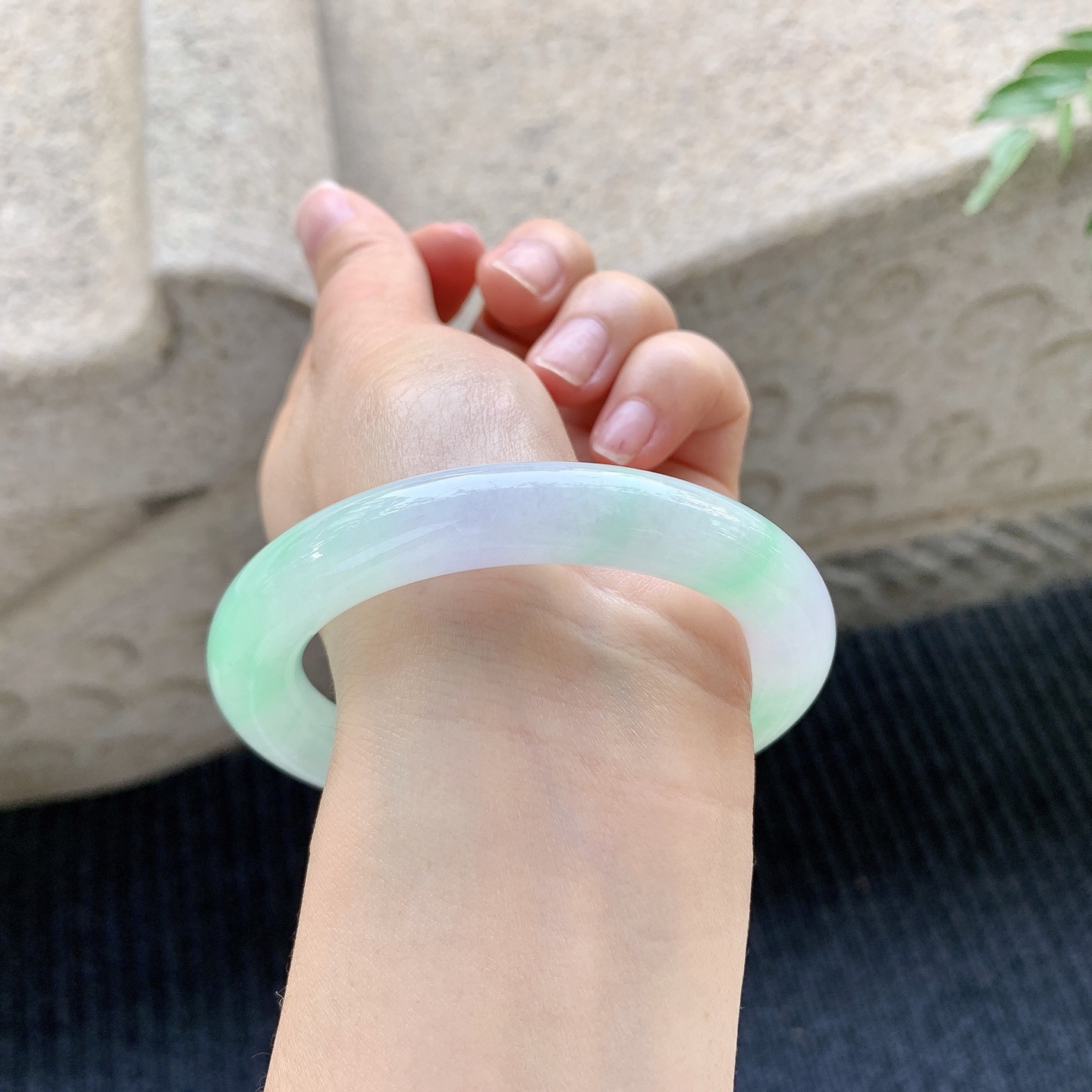 圆条54 55 圈口55.8/10.8/10.9 编码Q5092225 冰糯春彩，水润，种老，细腻，无裂