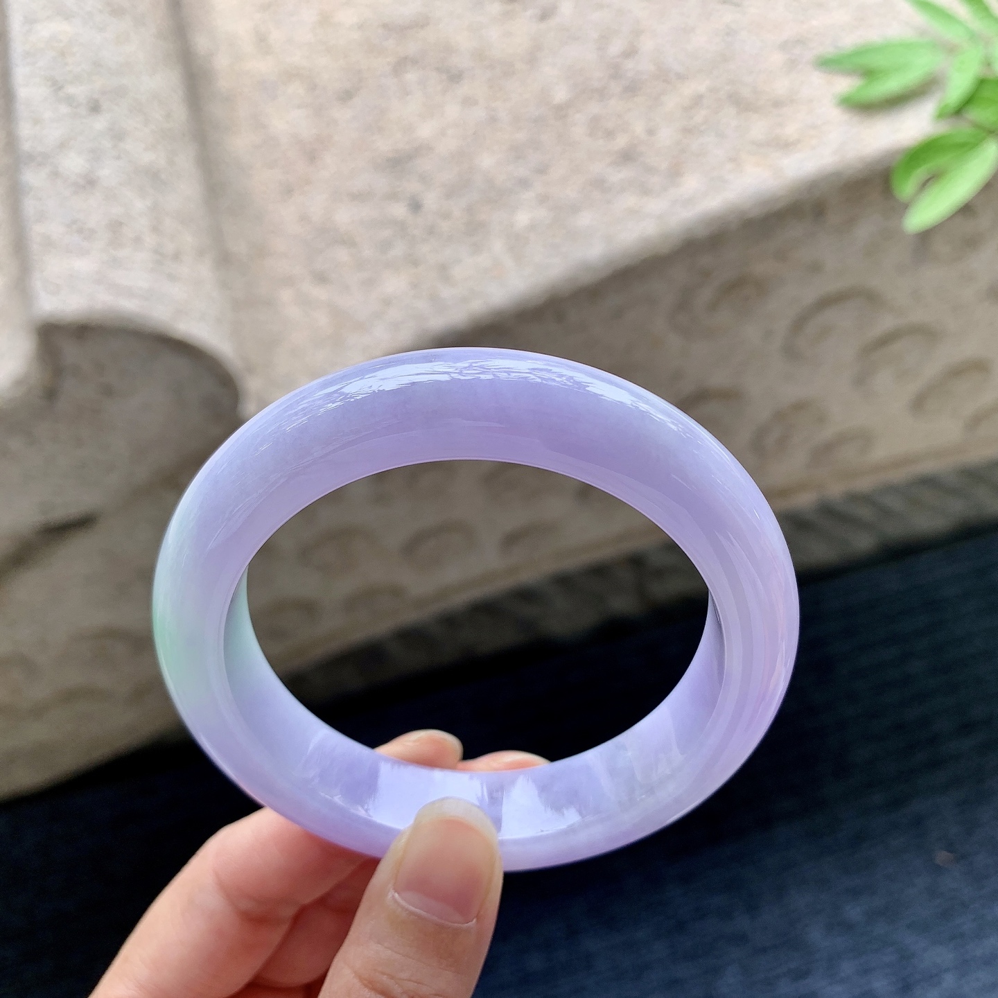 正圈55 56 圈口56.2/12.7/9.4 编码WW092240 艳紫飘绿，水润，种老，细腻，打灯有絮线