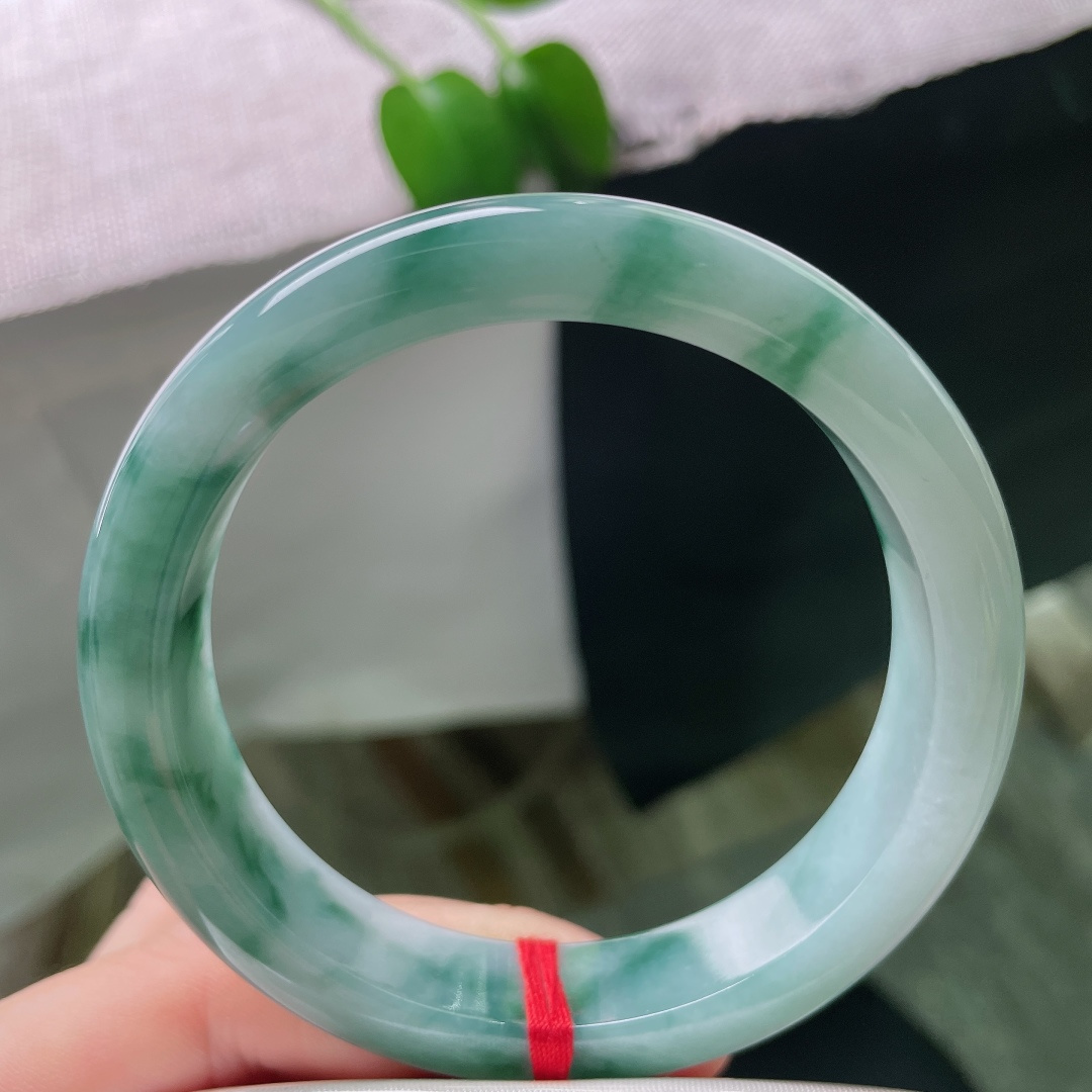 57.8/12.7/8.7，飘花正圈，无裂，温润水亮，细腻柔和， 丝丝缕缕的飘花随性舒展，不艳不俗，举手投足皆是含蓄温婉的东方韵味。ss59350a